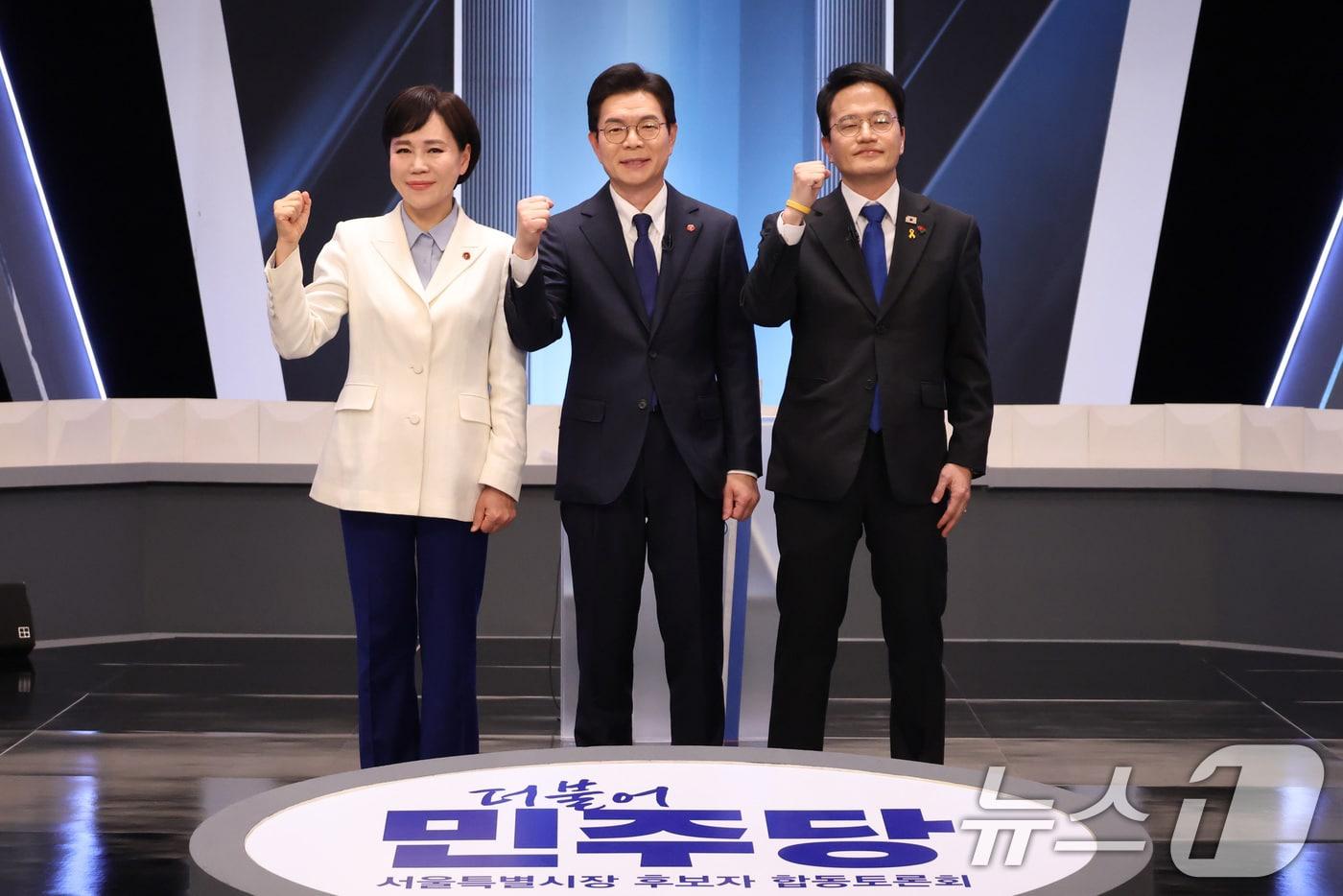 본문 이미지 - 전현희(왼쪽부터), 정원오, 박주민 더불어민주당 서울시장 예비후보가 3일 서울 여의도 KBS 스튜디오에서 열린 더불어민주당 서울시장 본경선 후보자 2차 합동토론회에서 기념촬영을 하고 있다. 2026.4.3 ⓒ 뉴스1 국회사진기자단