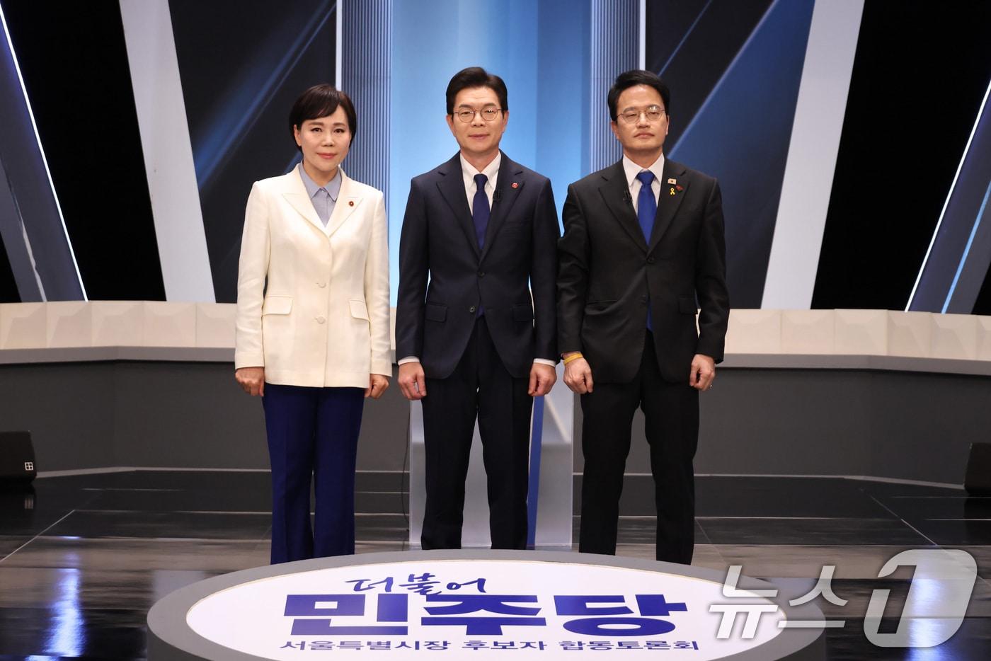 본문 이미지 - 전현희(왼쪽부터), 정원오, 박주민 더불어민주당 서울시장 예비후보가 지난달 3일 서울 여의도 KBS 스튜디오에서 열린 더불어민주당 서울시장 본경선 후보자 2차 합동토론회에서 기념촬영을 하고 있다. 2026.4.3 ⓒ 뉴스1 국회사진기자단