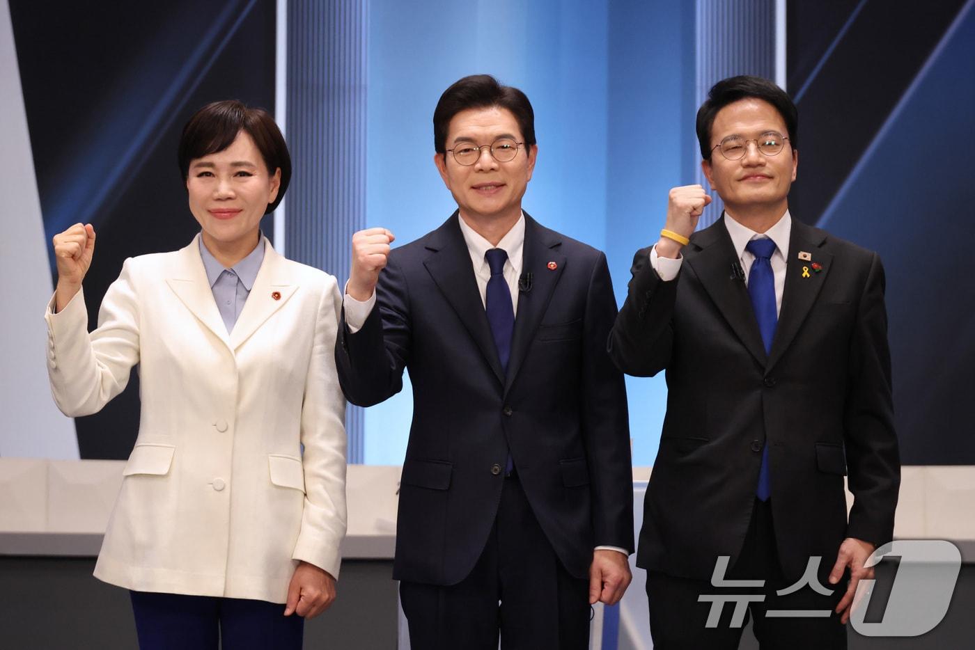 본문 이미지 - 전현희(왼쪽부터), 정원오, 박주민 더불어민주당 서울시장 예비후보가 3일 서울 여의도 KBS 스튜디오에서 열린 더불어민주당 서울시장 본경선 후보자 2차 합동토론회에서 기념촬영을 하고 있다. 2026.4.3 ⓒ 뉴스1 국회사진기자단