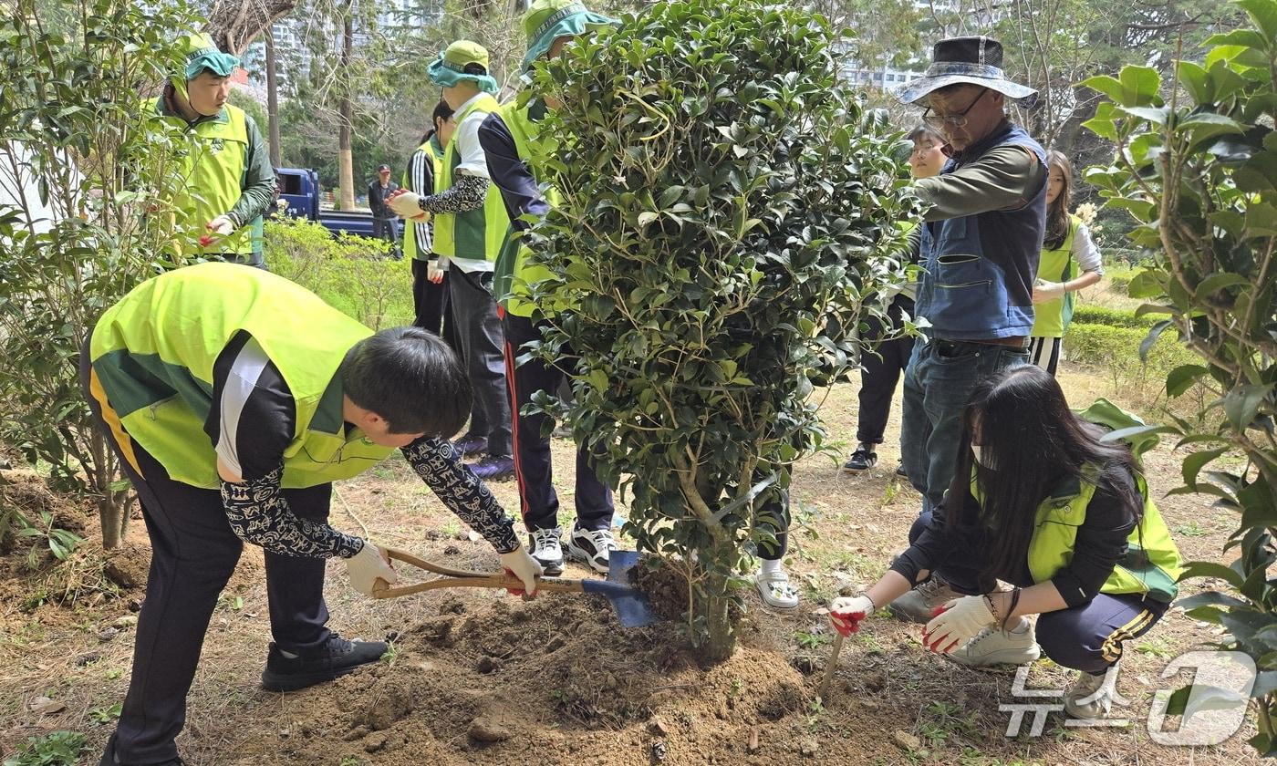 본문 이미지 - 부산시설공단은 3일 오전 부산 동래구 온천동 금강공원 정문 웰컴가든과 잔디광장 일원에서 식목일 기념 유관기관 합동 식재 행사를 열었다. (부산시설공단 제공. 재판매 및 DB금지)