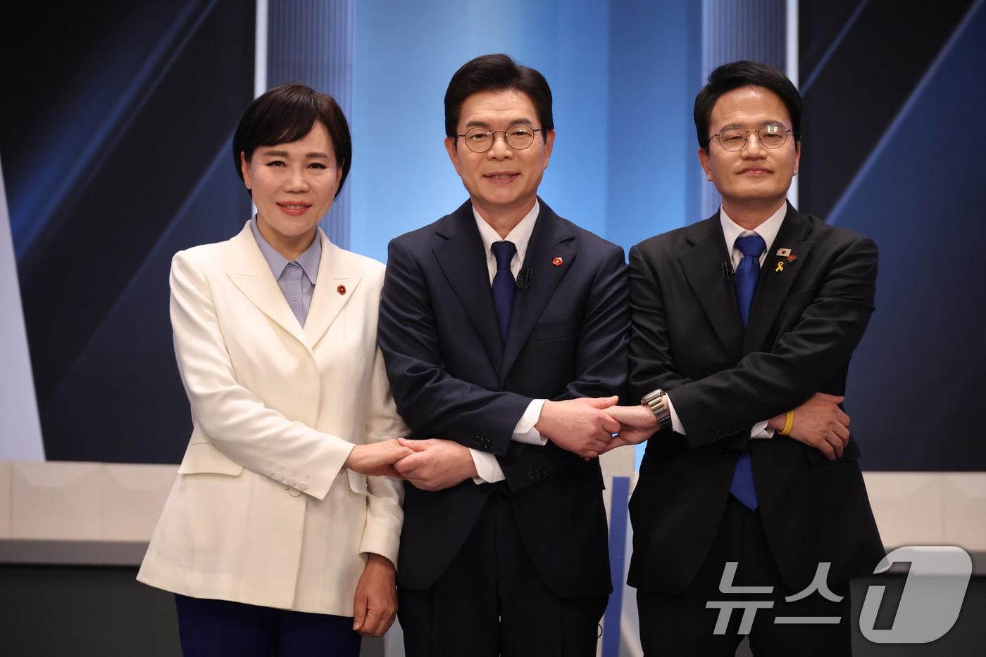 본문 이미지 - 전현희(왼쪽부터), 정원오, 박주민 더불어민주당 서울시장 예비후보가 3일 서울 여의도 KBS 스튜디오에서 열린 더불어민주당 서울시장 본경선 후보자 2차 합동토론회에서 기념촬영을 하고 있다. 2026.4.3 ⓒ 뉴스1 국회사진기자단