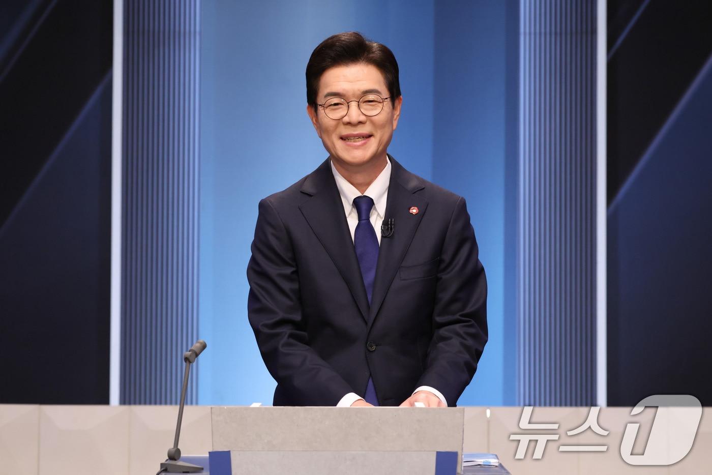 본문 이미지 - 정원오 더불어민주당 서울시장 예비후보가 3일 서울 여의도 KBS 스튜디오에서 열린 더불어민주당 서울시장 본경선 후보자 2차 합동토론회에서 토론을 준비하고 있다. 2026.4.3 ⓒ 뉴스1 국회사진기자단