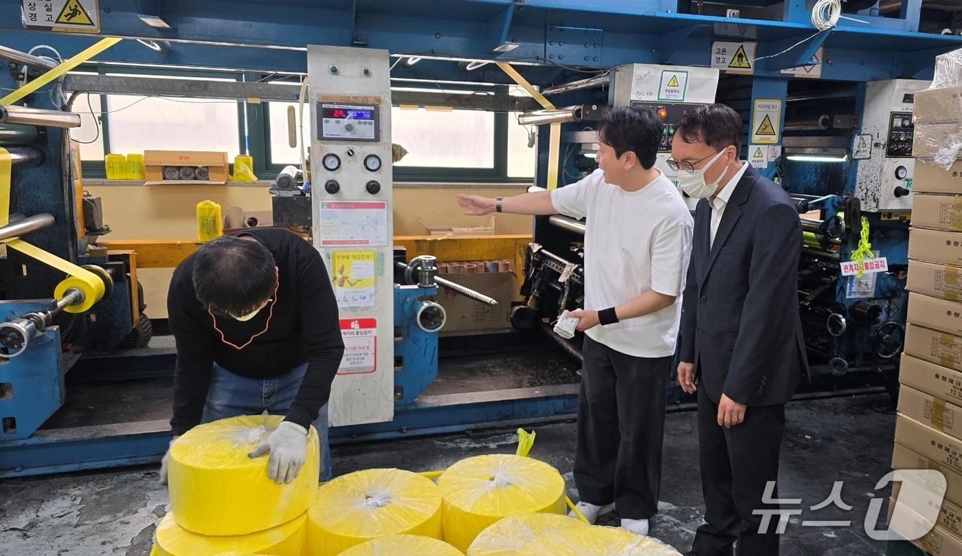 본문 이미지 - 이승환 청장(오른쪽)이 3일 안양시 종량제봉투 제작업체 안양시장애인재활자립작업장에서 봉투 생산 과정과 현황을 확인하고 있다.(한강청 제공)