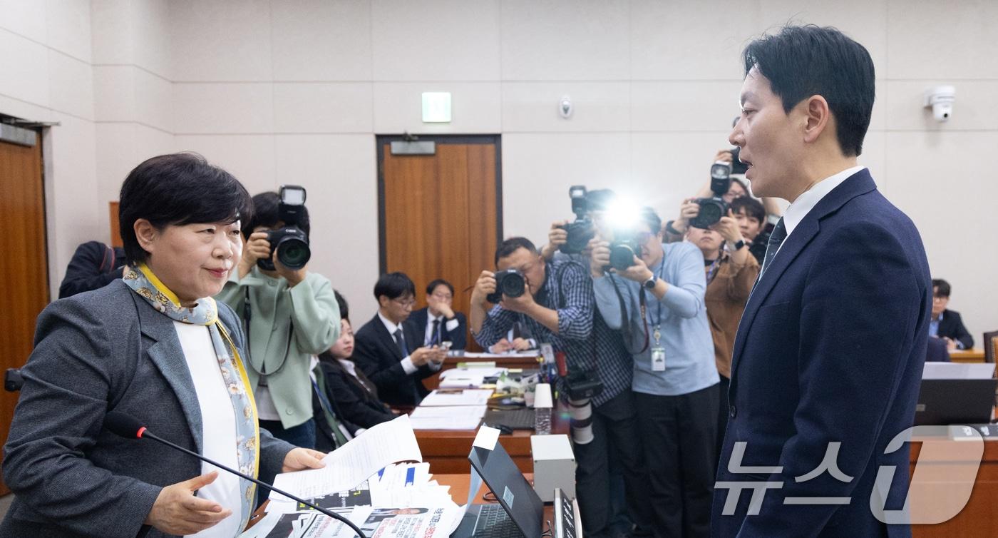 본문 이미지 - 쌍방울 대북송금 사건을 담당했던 박상용 검사가 지난 3일 서울 여의도 국회에서 열린 윤석열정권 정치검찰 조작기소의혹 사건 진상규명 국정조사특별위원회 전체회의에 증인으로 출석해 증인 선서 거부에 관한 소명서를 제출한 뒤 서영교 위원장에게 발언하고 있다. 2026.4.3 ⓒ 뉴스1 이승배 기자