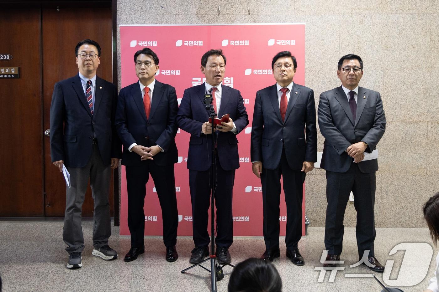 본문 이미지 - 윤석열정권 정치검찰 조작기소의혹 사건 진상규명 국정조사특별위원회 김형동 국민의힘 의원을 비롯한 야당 위원들이 3일 서울 여의도 국회에서 박상용 검사 퇴정 명령에 관한 입장을 밝히고 있다. 2026.4.3 ⓒ 뉴스1 이승배 기자