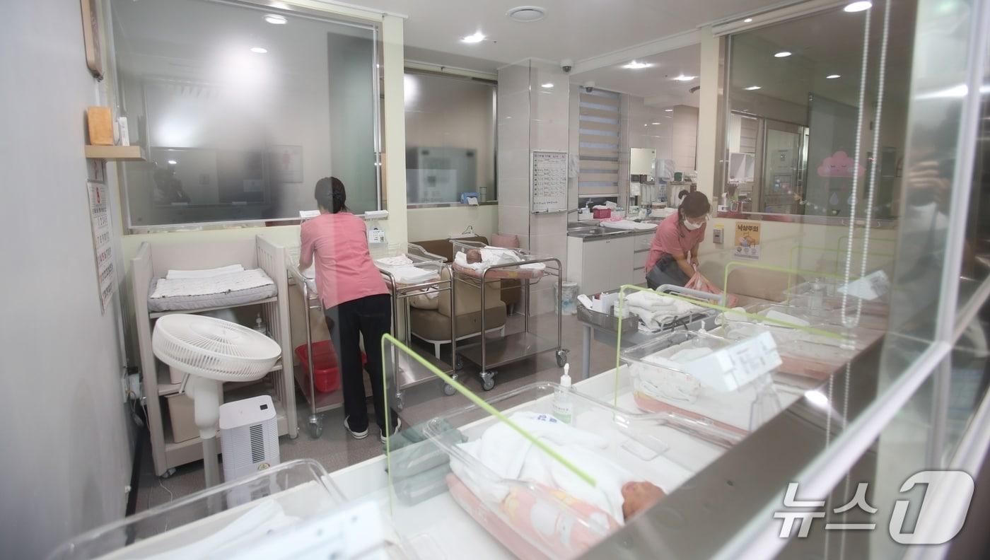 본문 이미지 - 올해 1분기 밀양시 출생아 수가 90명으로 집계돼 지난해 같은 기간보다 55.2% 증가했다. 사진은 밀양시 공공산후조리원 신생아실.(밀양시 제공. 재판매 및 DB금지)