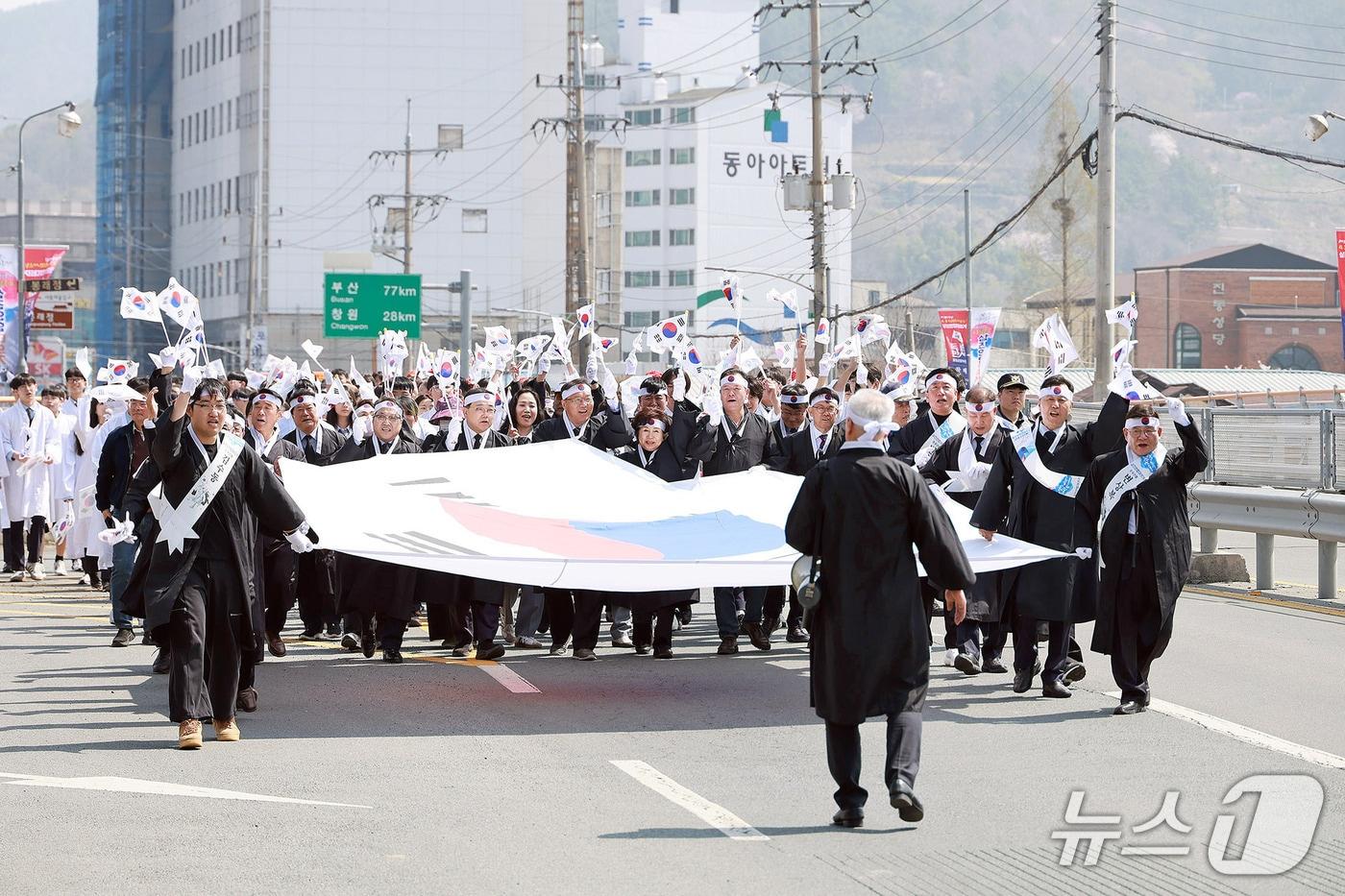 본문 이미지 - 3일 마산합포구 진북면 팔의사 창의탑 일원에서 창원삼진독립의거기념사업회 주관으로 열린 '107주년 4·3독립만세운동 삼진연합대의거' 행사에서 참석자들이 만세 행진 퍼포먼스를 하고 있다.(창원시 제공. 재판매 및 DB금지)