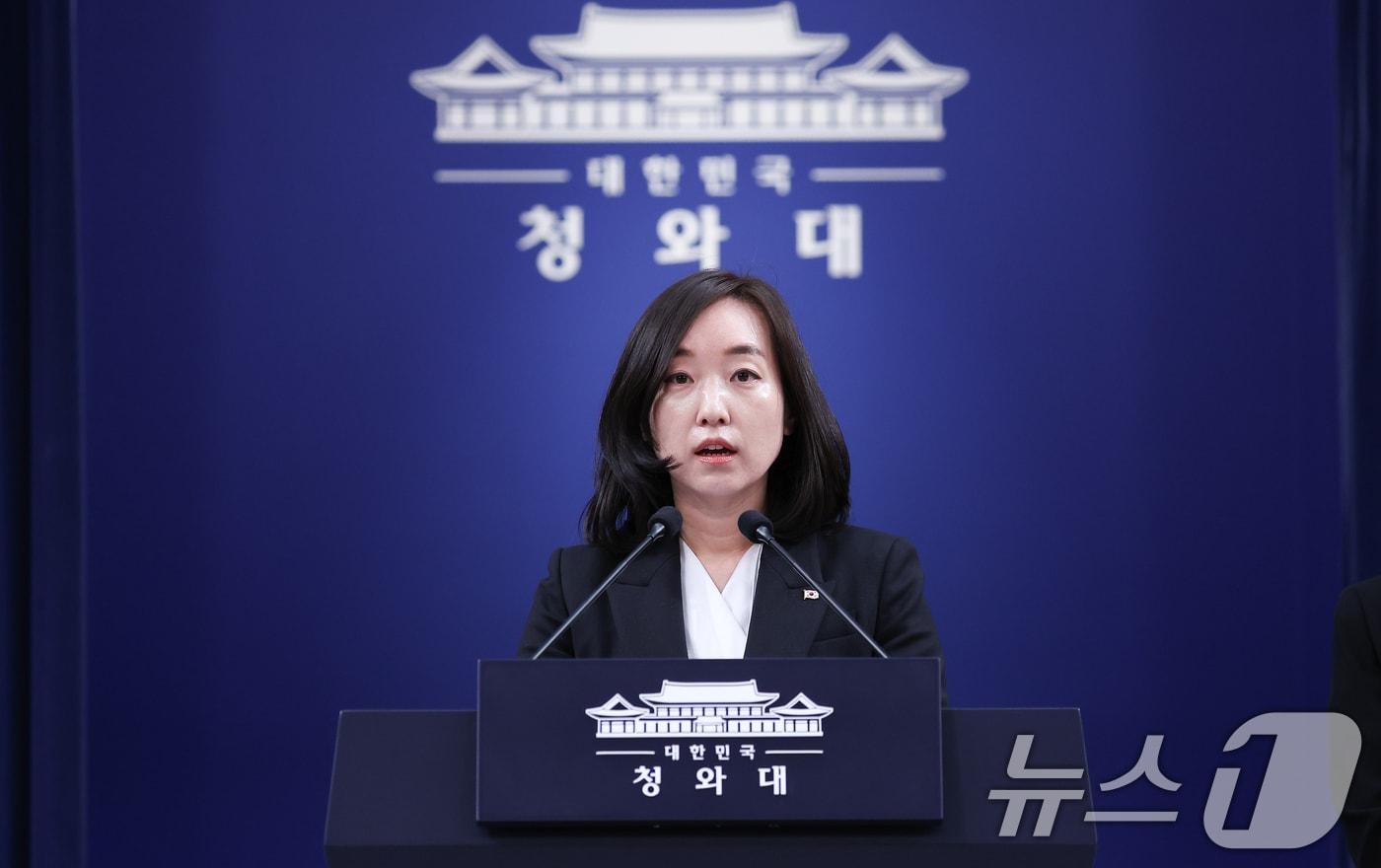 본문 이미지 - 전은수 대변인이 3일 청와대 춘추관에서 출퇴근 시간대 대중교통 혼잡 완화 대책 관련 브리핑을 하고 있다. 2026.4.3 ⓒ 뉴스1 허경 기자