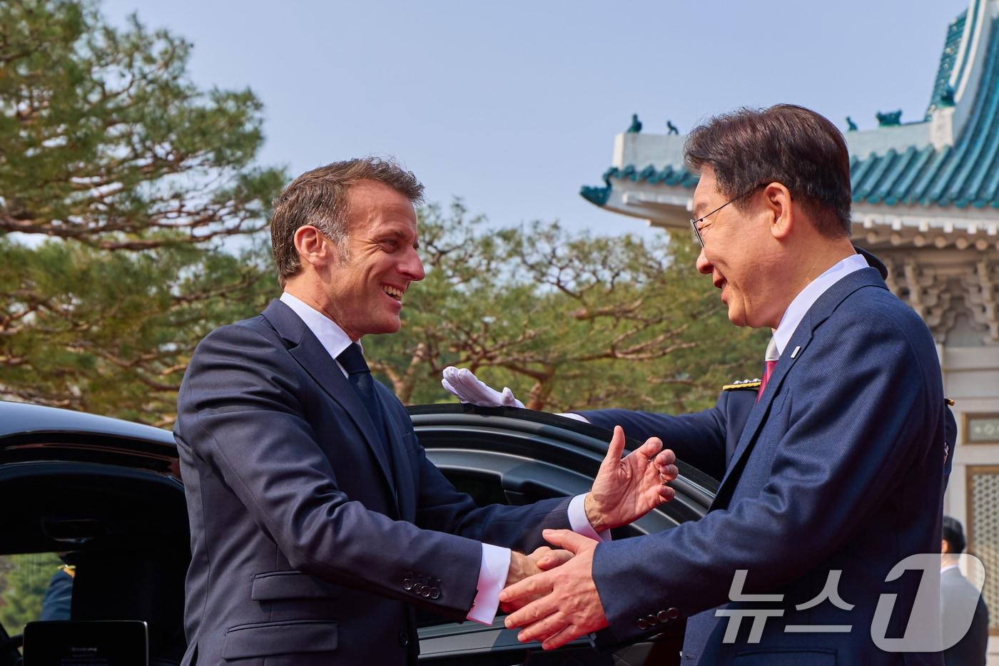본문 이미지 - 이재명 대통령이 3일 청와대에서 국빈 방한한 에마뉘엘 마크롱 프랑스 대통령을 영접하고 있다. (청와대 제공. 재판매 및 DB 금지) 2026.4.3 ⓒ 뉴스1 허경 기자
