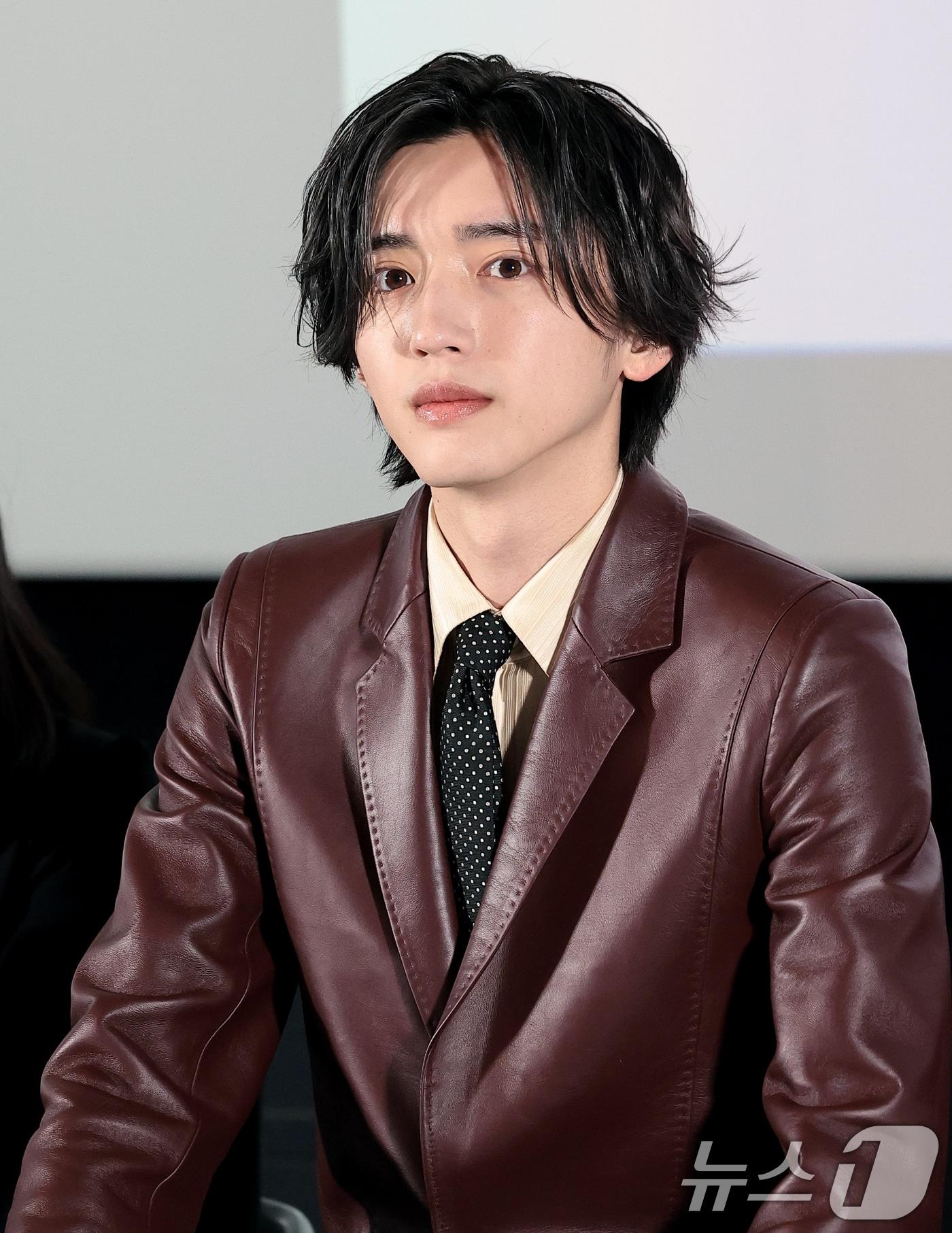 본문 이미지 - 일본 배우 미치에다 슌스케(道枝駿佑)가 3일 서울 용산구 CGV용산아이파크몰에서 열린 영화 ‘네가 마지막으로 남긴 노래’ 기자 간담회에서 취재진 질문을 듣고 있다. 지난 1일 개봉한 '네가 마지막으로 남긴 노래'는 시를 쓰는 소년 '하루토'와 노래로 세상을 그리는 소녀 '아야네'가 둘만의 음악과 사랑을 완성해 가는 청춘을 그린 작품이다. 2026.4.3 ⓒ 뉴스1 권현진 기자