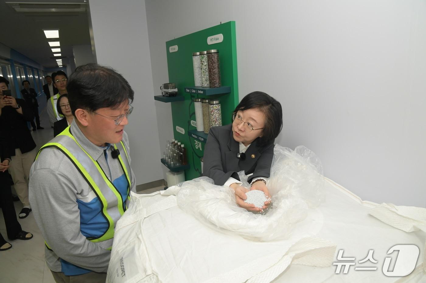 본문 이미지 - 최근 중동 정세로 페트 원료 수급이 어려운 가운데, 식품의약품안전처는 3일 오유경 처장이 국내 재생원료 제조업체 '주식회사 삼양에코테크'를 방문해 제조 현장을 살펴본 뒤 재생원료 제조업체들과 현장 간담회를 가졌다고 밝혔다.(식품의약품안전처 제공)