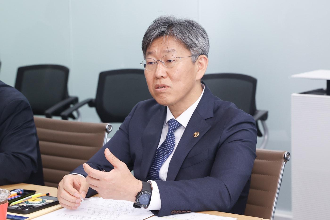 본문 이미지 - 김이탁 국토부 1차관이 3일 한국토지주택공사(LH) 주택공급특별추진본부에서 3기 신도시 등 수도권 공공택지 속도제고 점검회의를 주재하고 있다.(국토부 제공)