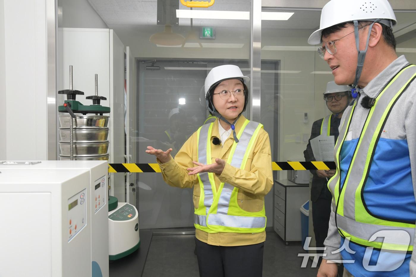 본문 이미지 - 오유경 식품의약품안전처장이 3일 경기 시흥시 재생원료 제조업체를 찾아 현장을 점검하고 있다. (식약처 제공. 재판매 및 DB 금지) 2026.4.3 ⓒ 뉴스1