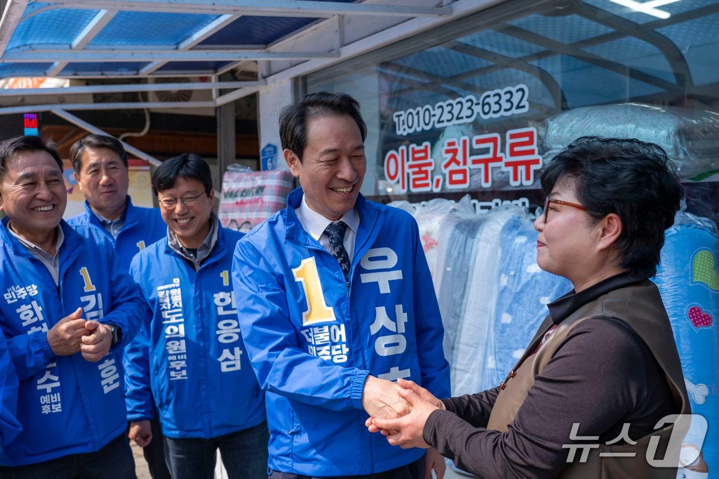 본문 이미지 - 우상호 더불어민주당 강원특별자치도지사 예비후보가 3일 화천시장을 찾아 상인들과 이야기를 나누고 있다.(후보 측 제공, 재판매 및 DB금지)