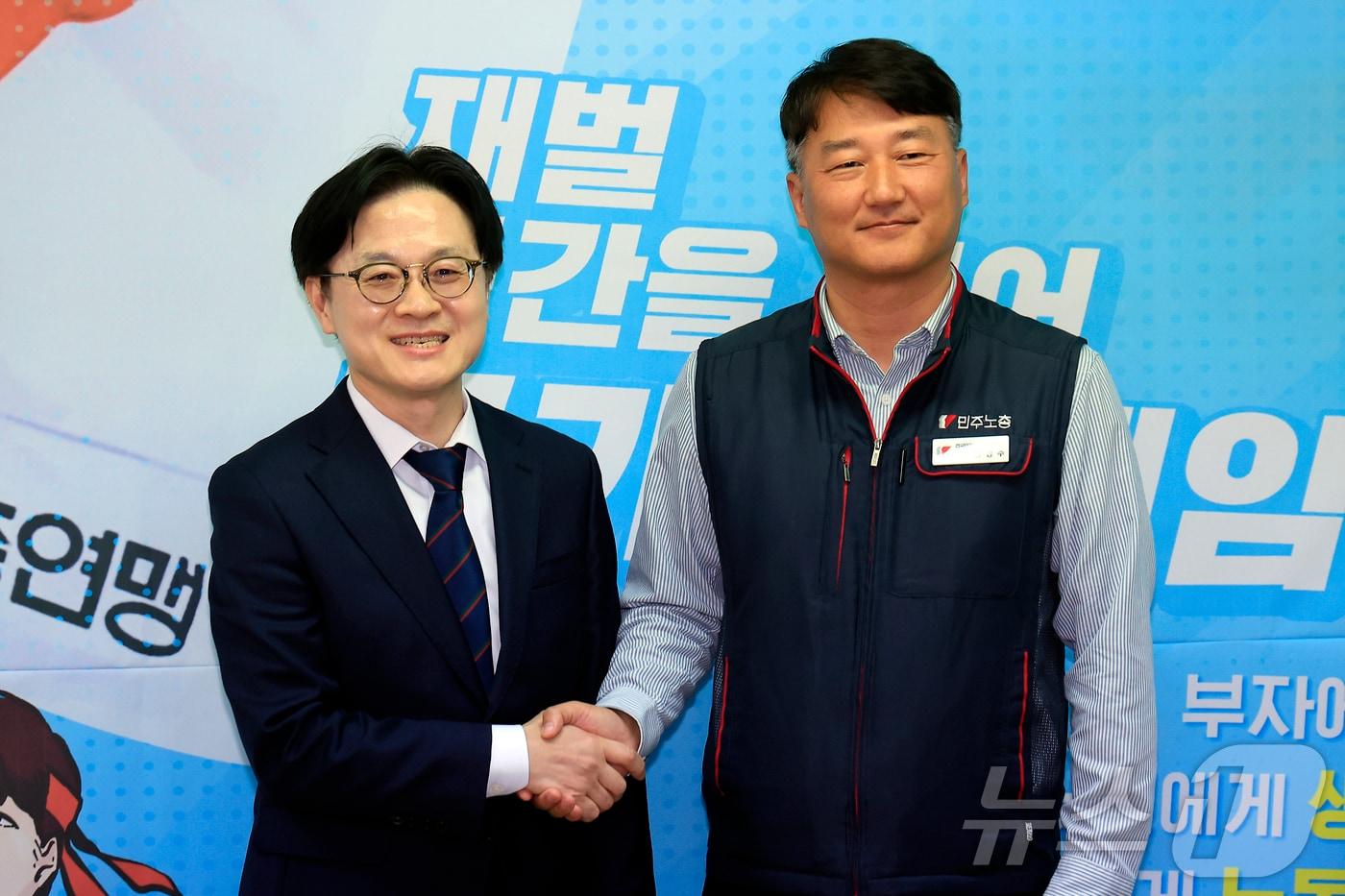 본문 이미지 - 김정관 산업통상부 장관이 3일 오후 서울시 중구 정동 전국민주노동조합총연맹(이하 민주노총)을 방문, 양경수 민주노총 위원장과 악수를 하고 있다. 2026.4.3 ⓒ 뉴스1 박정호 기자