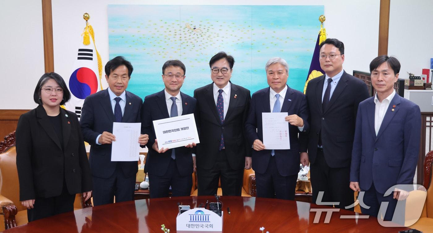 본문 이미지 - 우원식 국회의장이 3일 서울 여의도 국회 집무실에서 발의를 앞둔 헌법개정안을 들고 제정당 원내대표들을 만나고 있다. 2026.4.3 ⓒ 뉴스1 신웅수 기자