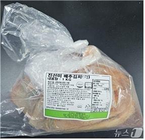 본문 이미지 - 식중독균이 검출된 배추김치(사진)가 판매 중단 및 회수 조치를 받았다. 식품의약품안전처는 해당 제품을 구매한 소비자는 섭취를 중단한 채 구입처에 반품할 필요가 있다고 당부했다.