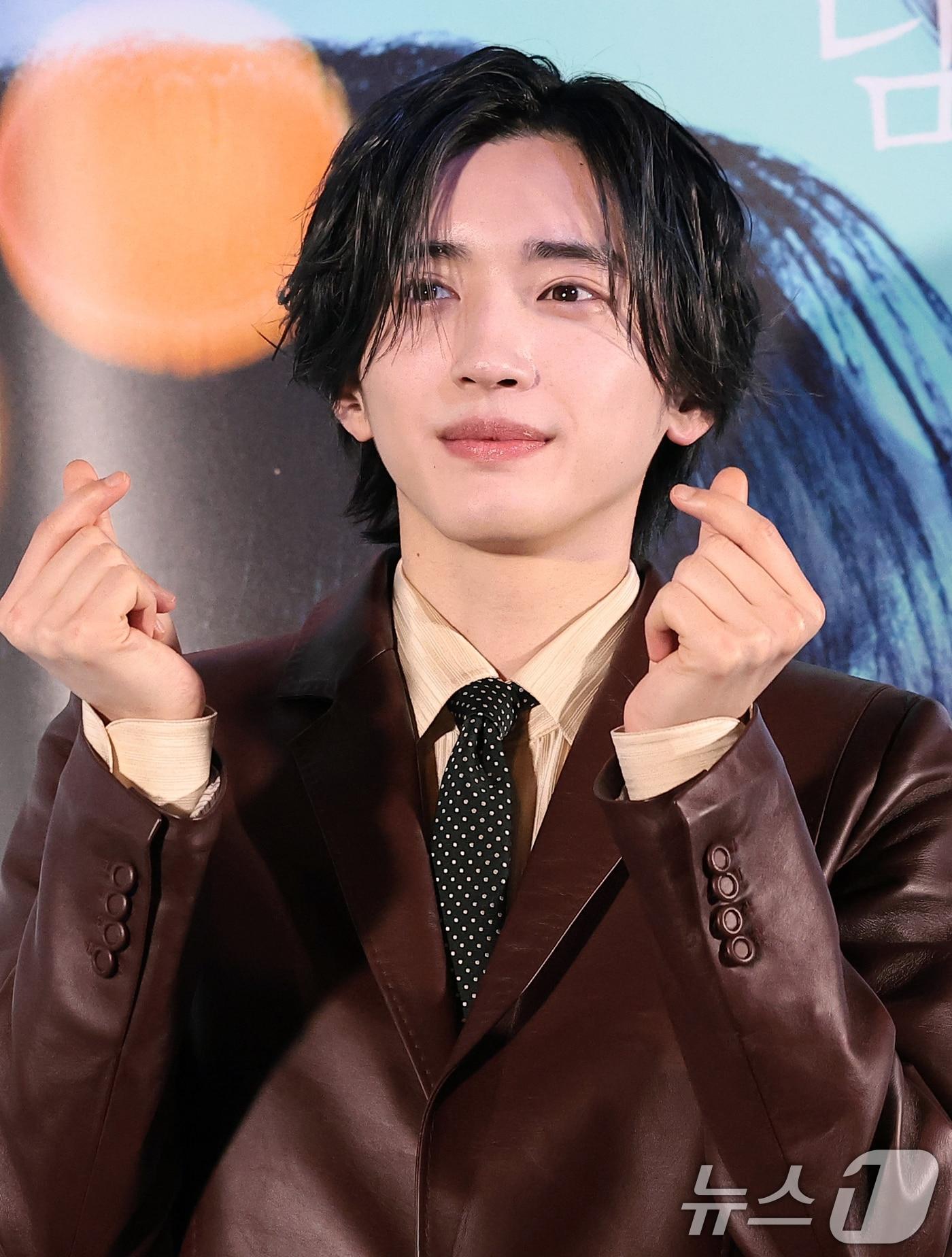 본문 이미지 - 일본 배우 미치에다 슌스케(道枝駿佑)가 3일 서울 용산구 CGV용산아이파크몰에서 열린 영화 ‘네가 마지막으로 남긴 노래’ 기자 간담회에서 포즈를 취하고 있다. 지난 1일 개봉한 '네가 마지막으로 남긴 노래'는 시를 쓰는 소년 '하루토'와 노래로 세상을 그리는 소녀 '아야네'가 둘만의 음악과 사랑을 완성해 가는 청춘을 그린 작품이다. 2026.4.3 ⓒ 뉴스1 권현진 기자