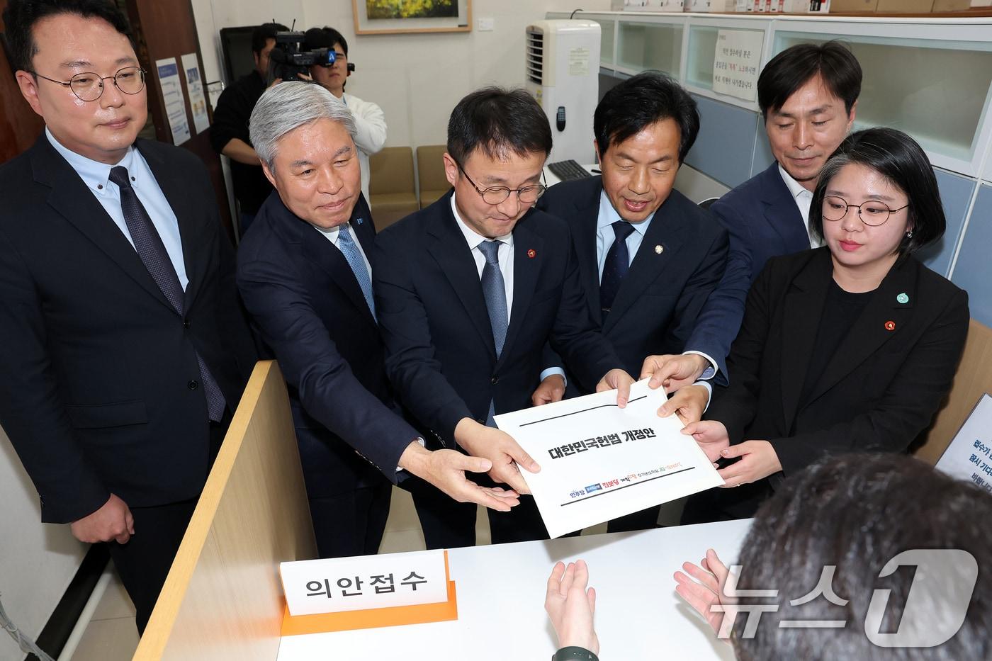 본문 이미지 - 한병도 더불어민주당 원내대표를 비롯한 6개 정당 원내대표들이 3일 서울 여의도 국회 의안과에 대한민국헌법 개정안을 제출하고 있다. (공동취재) 2026.4.3 ⓒ 뉴스1 신웅수 기자