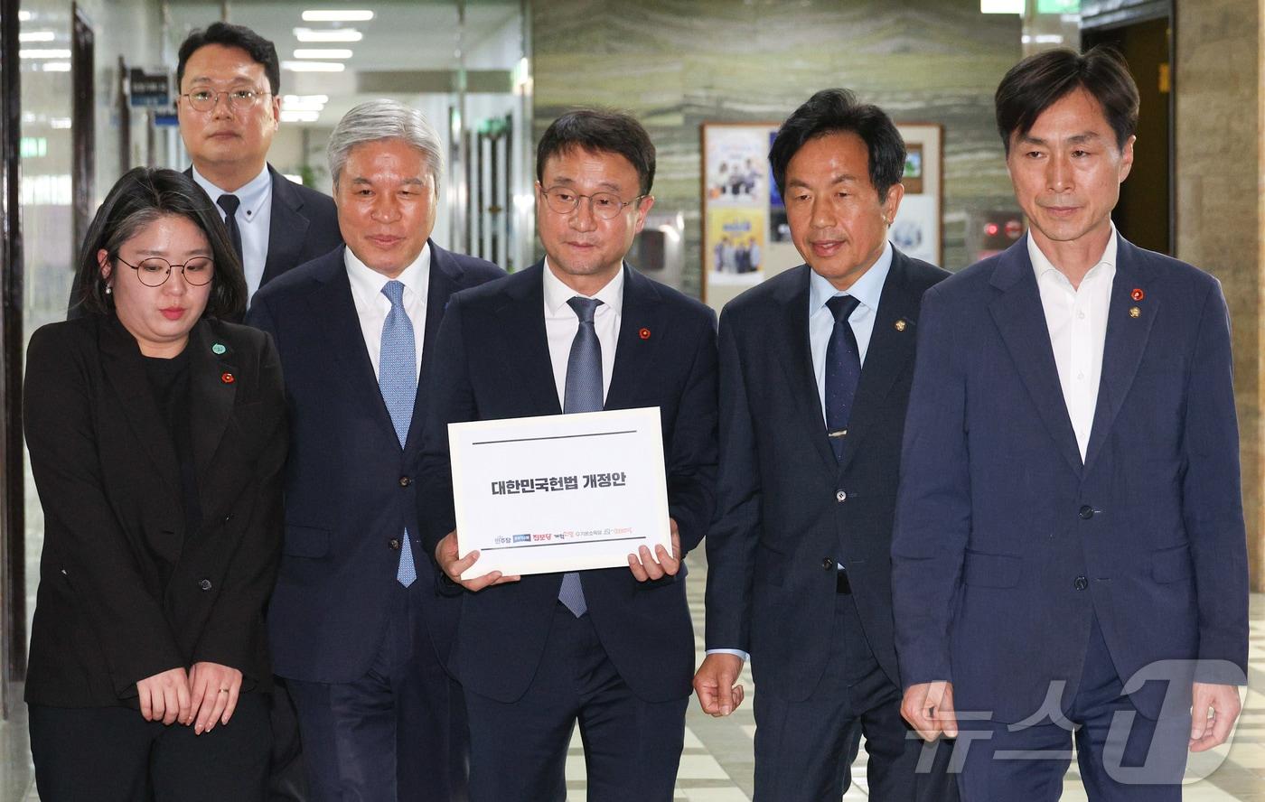 본문 이미지 - 한병도 더불어민주당 원내대표를 비롯한 6개 정당 원내대표들이 3일 서울 여의도 국회 의안과에 대한민국헌법 개정안을 제출하고 있다. (공동취재) 2026.4.3 ⓒ 뉴스1 신웅수 기자