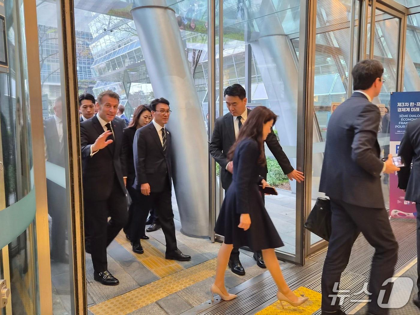 본문 이미지 - 에마뉘엘 마크롱 프랑스 대통령과 김민석 국무총리가 3일 한국경제인협회와 프랑스경제인협회(MEDEF)가 공동으로 개최한 '제3차 한-프랑스 경제계 미래대화'에 참석하고 있다. 2026.4.3 ⓒ 뉴스1 김진희 기자 