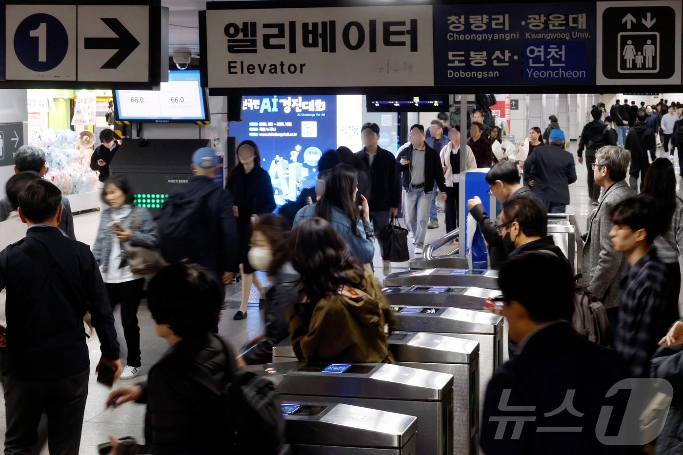 본문 이미지 - 퇴근시간대 서울 지하철 1호선 종각역을 이용하는 시민들 모습.  ⓒ 뉴스1 박정호 기자