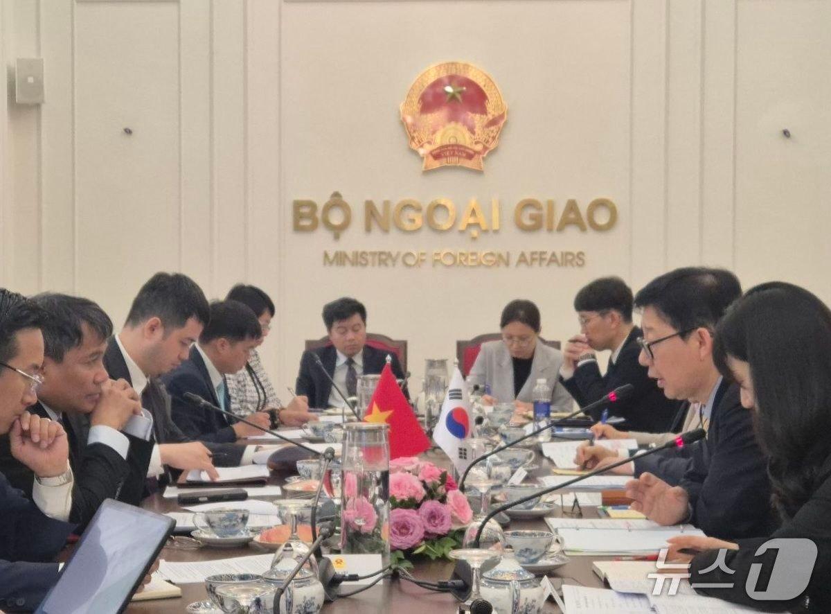 본문 이미지 - 박윤주 외교부 1차관이 3일 베트남 하노이에서 응우옌 밍 부 베트남 외교부 수석차관을 접견하는 모습 (외교부 제공)
