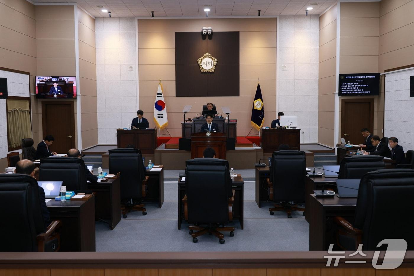 본문 이미지 -  금산군의회는 3일 열린 제336회 임시회에서 6885억 원 규모의 2026년도 제1회 추가경정예산안을 확정했다.(금산군의회 제공.재판매 및 DB금지)/뉴스1
