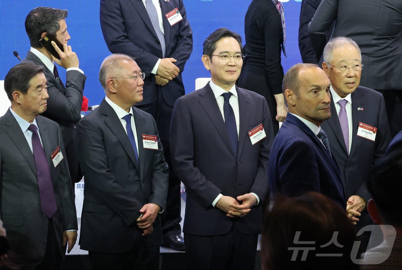 본문 이미지 - 이재용 삼성전자 회장과 정의선 현대자동차그룹 회장 등 주요 경제계 인사들이 3일 서울 여의도 FKI 컨퍼런스센터에서 열린 한-프랑스 경제계 미래대화 폐회식에서 기념촬영을 하기 위해 자리하고 있다. 2026.4.3 ⓒ 뉴스1 청사사진기자단