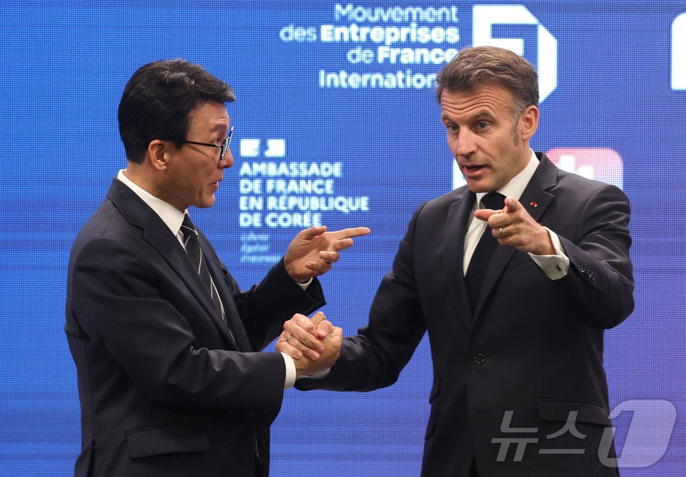 본문 이미지 - 김민석 국무총리와 에마뉘엘 마크롱 프랑스 대통령이 3일 서울 여의도 FKI타워에서 열린 '제3차 한-프랑스 경제계 미래 대화'에서 인사를 하고 있다. (공동취재) 2026.4.3 ⓒ 뉴스1 황기선 기자