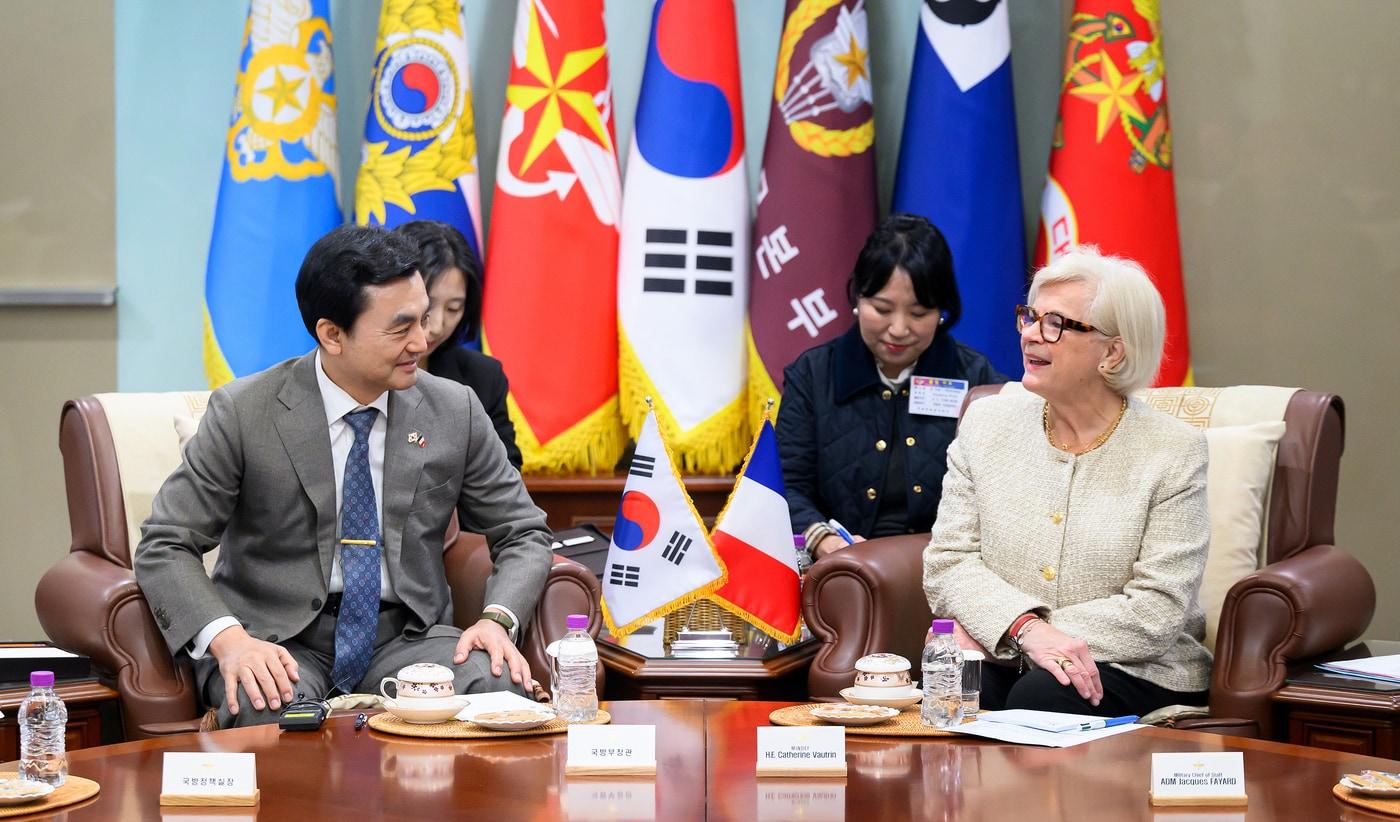본문 이미지 - 안규백 국방부 장관이 3일 오후 서울 용산구 국방부를 방문한 꺄트린느 보트랭 프랑스 국방부 장관과 한-프랑스 국방장관회담을 갖고 있다.(국방부 제공)
