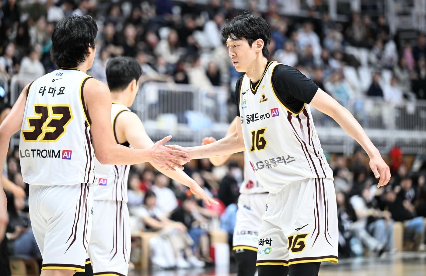 본문 이미지 - 창원 LG가 3일 수원 KT를 꺾고 2025-26 프로농구 정규리그 우승을 확정했다. (KBL 제공)