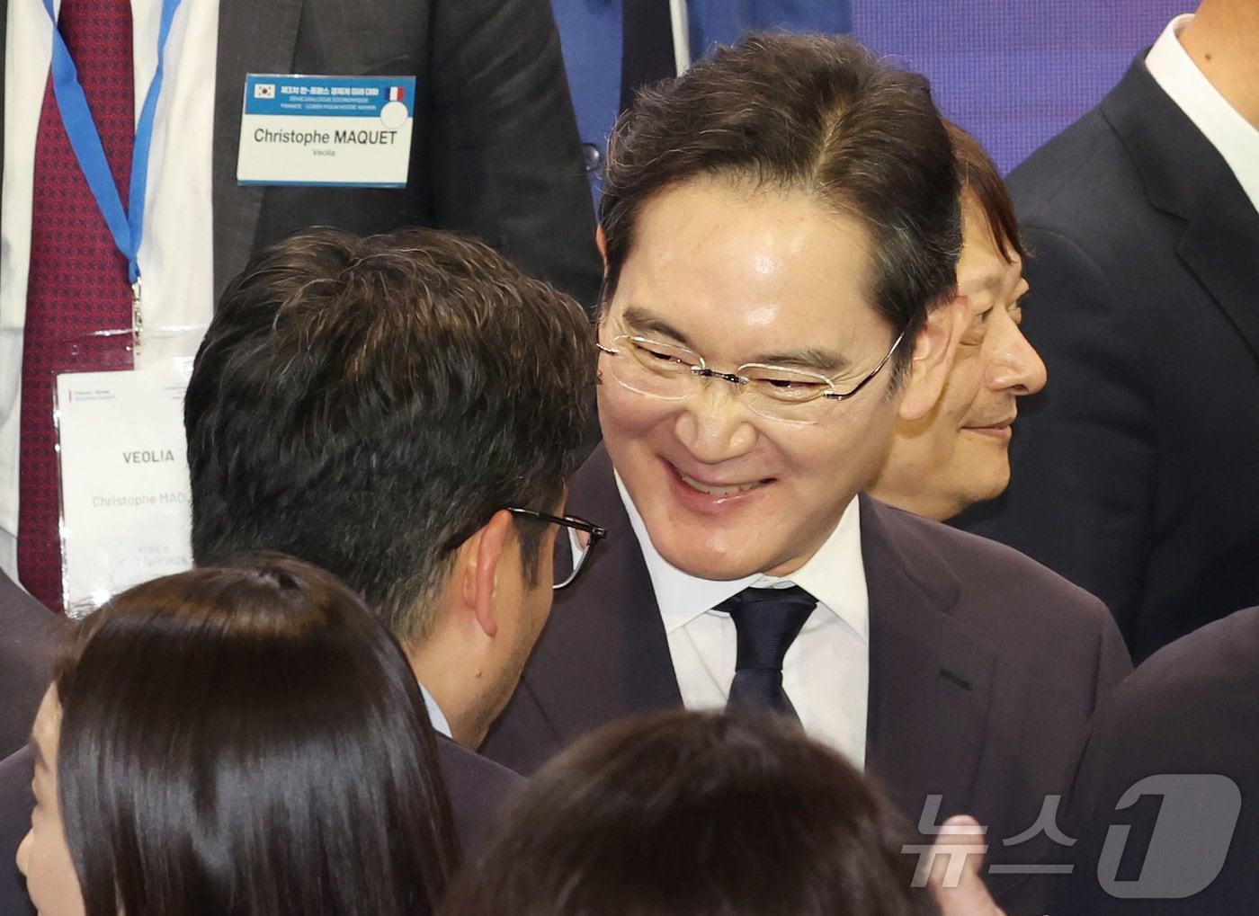 본문 이미지 - 이재용 삼성전자 회장이 지난 3일 서울 여의도 FKI 컨퍼런스센터에서 열린 한-프랑스 경제계 미래대화 폐회식에서 기념촬영을 하기 위해 자리해 한 참석자와 대화를 나누고 있다. 2026.4.3 ⓒ 뉴스1 청사사진기자단
