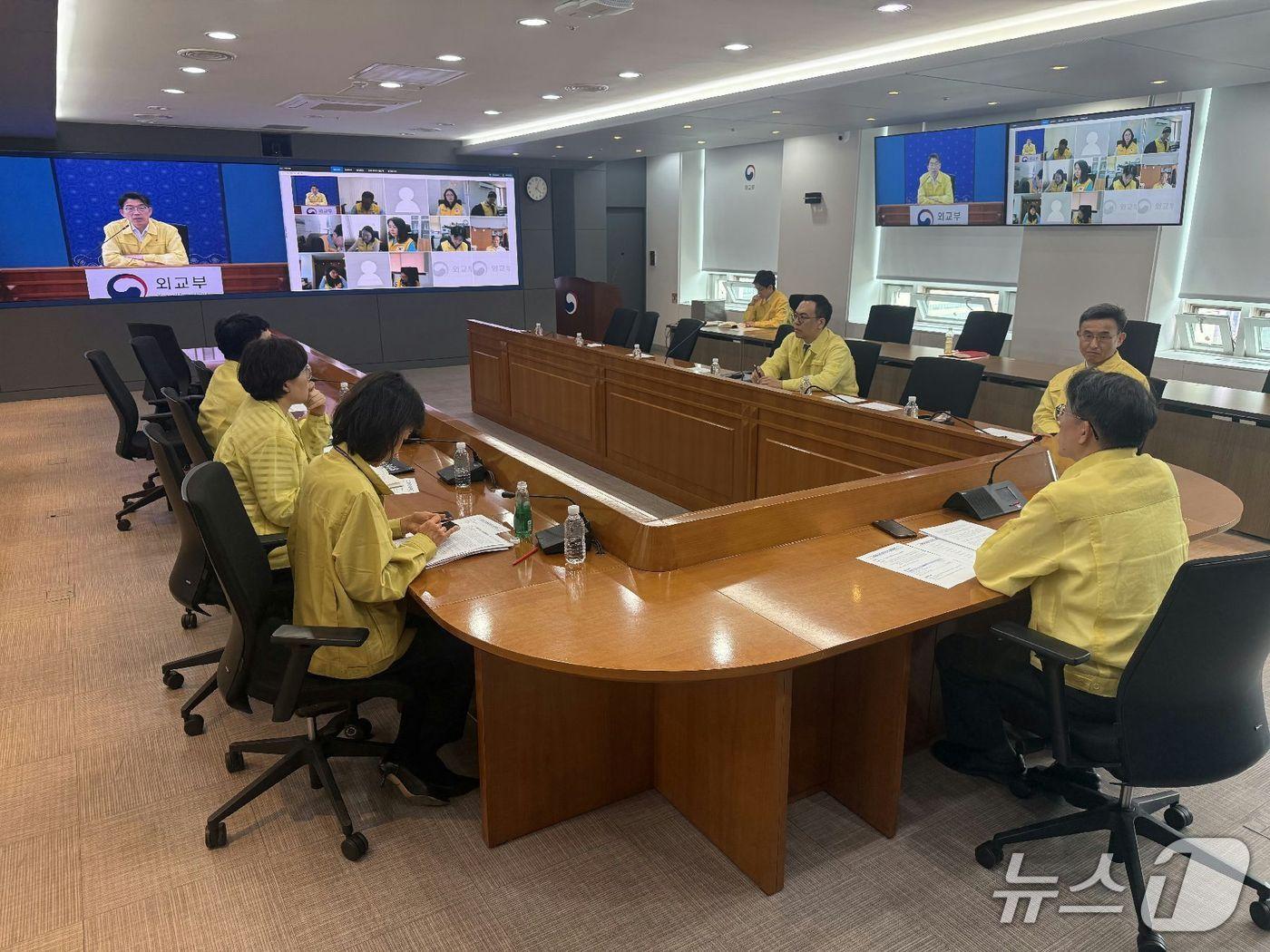 본문 이미지 - 외교부는 3일 윤주석 영사안전국장 주재로 13개국 재외공관과의 합동 상황점검회의를 개최했다(외교부 제공).
