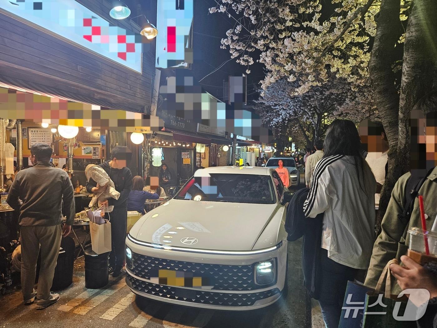 본문 이미지 - 3일 서울 성북구 성북천 일대가 야장 테이블들과 인파로 붐벼 차가 거북이 걸음 하는 모습. 2026.4.3 ⓒ 뉴스1 유채연 기자