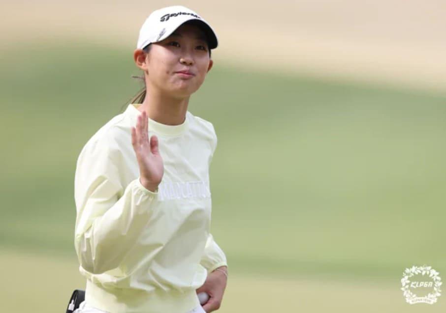 본문 이미지 - 김서아가 2일 열린 KLPGA투어 더 시에나 오픈 2라운드에서 단독 4위에 올랐다. (KLPGA 제공)
