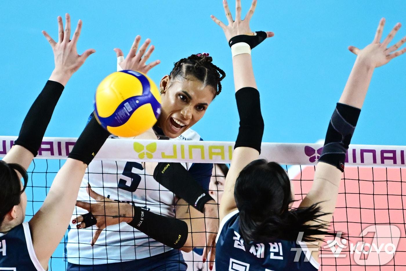 본문 이미지 - 3일 경북 김천실내체육관에서 열린2025-2026 V-리그 포스트시즌 여자 프로배구 챔피언 결정전 2차전 한국도로공사와 GS칼텍스의 경기에서 GS칼텍스 실바가 스파이크를 날리고 있다. 이날 경기에서 GS칼텍스는 세트스코어 3대2로 승리했다. (KOVO 제공. 재판매 및 DB 금지) 2026.4.3 ⓒ 뉴스1