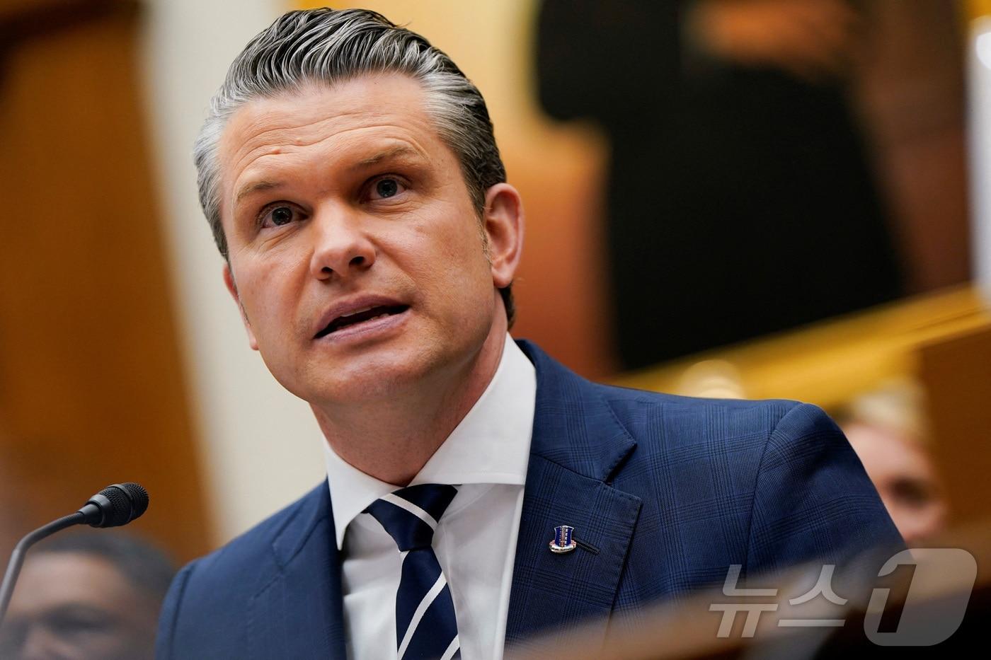 본문 이미지 - 피트 헤그세스 미국 국방장관이 29일(현지시간) 워싱턴DC 의회 의사당에서 열린 하원 군사위원회의 2027 회계연도 국방 예산안에 관한 청문회에서 증언하고 있다. 2026.04.29. ⓒ 로이터=뉴스1
