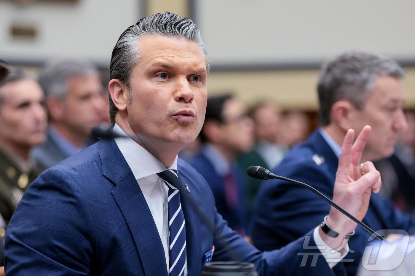 본문 이미지 - 피트 헤그세스 미 국방장관이 29일(현지시간) 미 워싱턴 DC 국회의사당에서 열린 하원 군사위원회 청문회에 출석해 국방부의 2027 회계연도 예산안에 관해 발언하고 있다. 2026.04.29. ⓒ 로이터=뉴스1