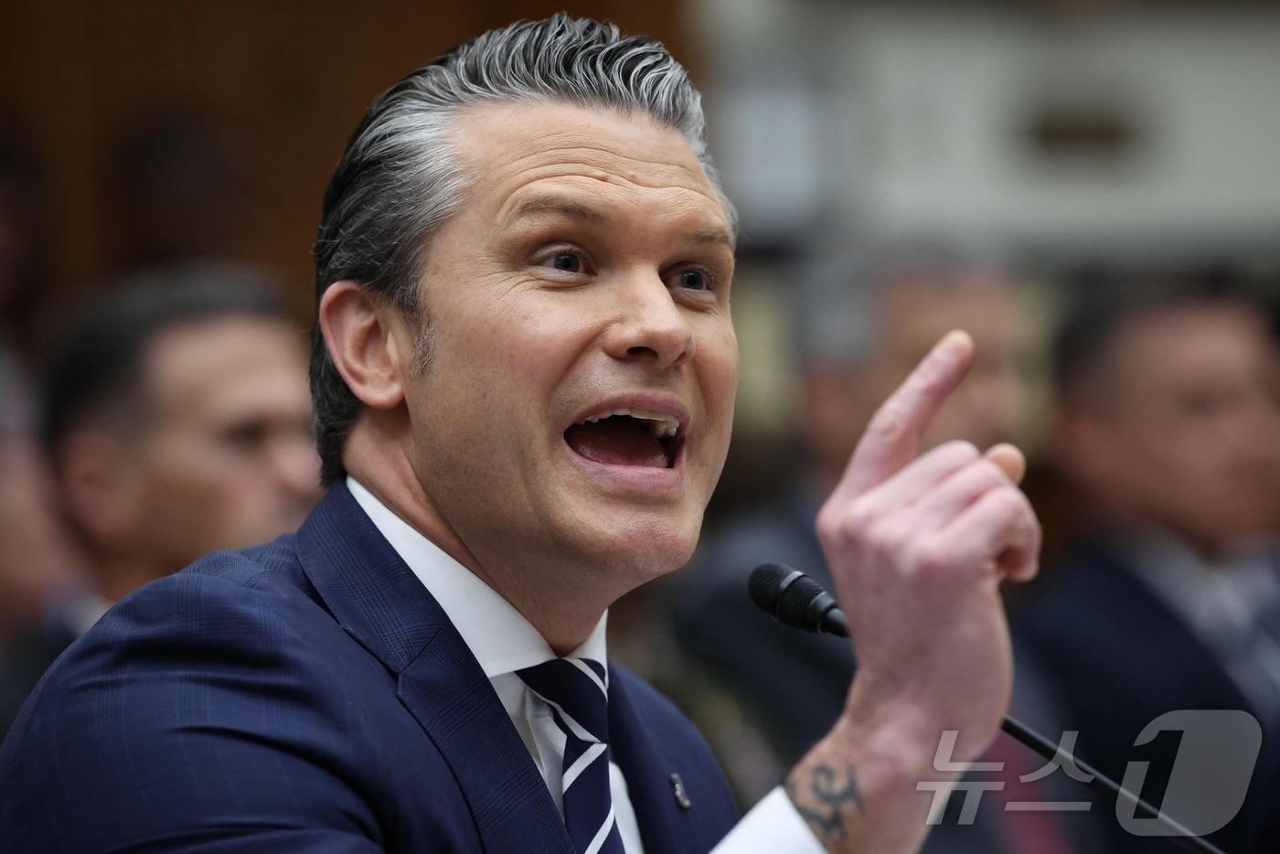 본문 이미지 - 피트 헤그세스 미국 국방장관이 29일(현지시간) 열린 미 하원 군사위원회의 회계연도 2027 국방예산 청문회에서 발언하고 있다. 2026.04.29. ⓒ AFP=뉴스1