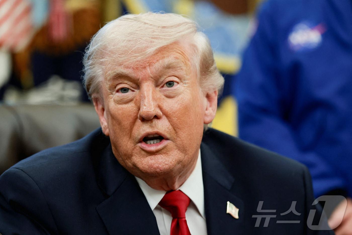 본문 이미지 - 도널드 트럼프 미국 대통령이 29일(현지시간) 워싱턴DC 백악관 오벌오피스에서 아르테미스 2I호 우주비행사들과 함께한 행사에서 발언하고 있다. 2026.04.29. ⓒ 로이터=뉴스1