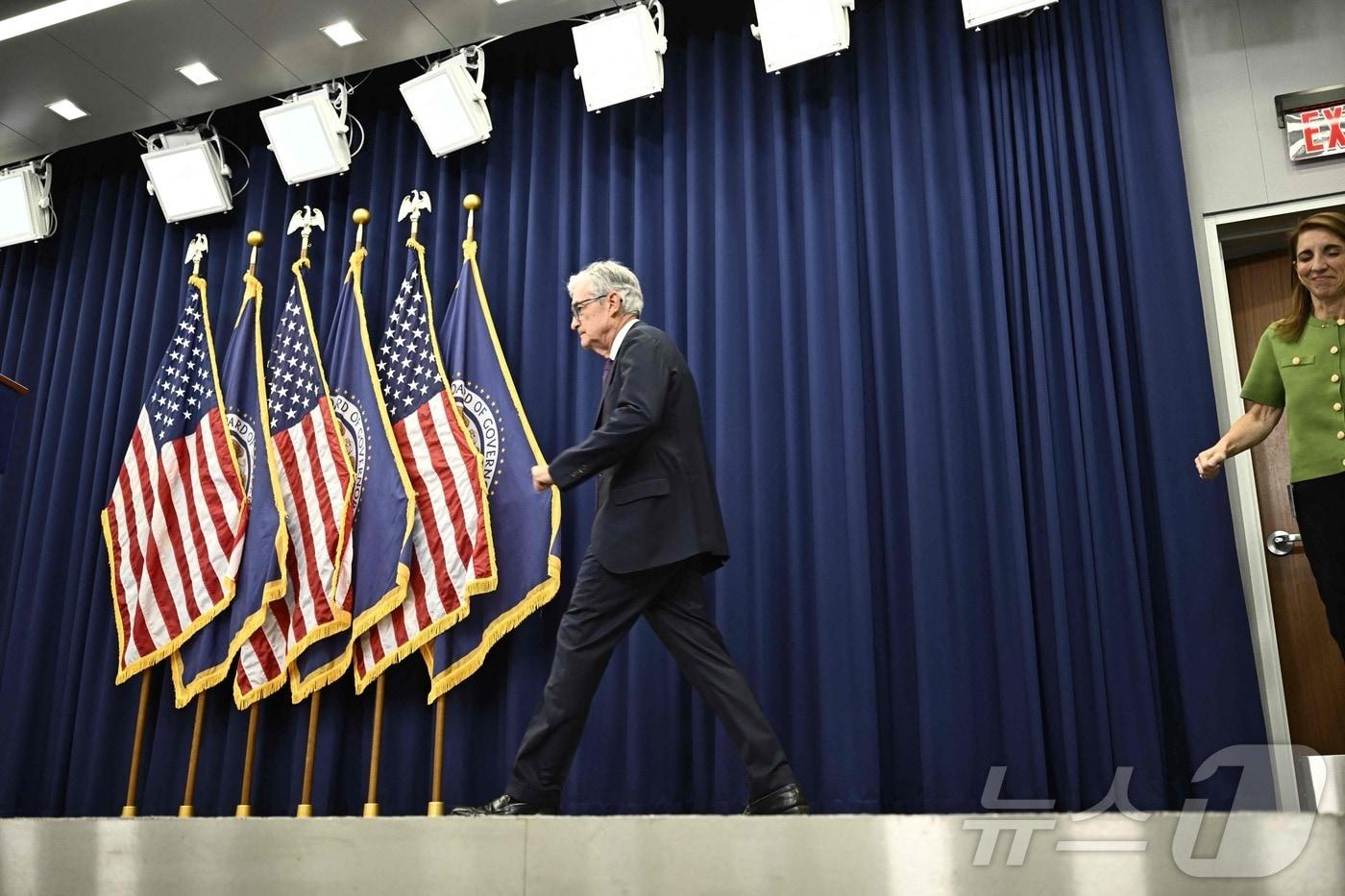 본문 이미지 - 제롬 파월 연방준비제도 의장이 29일(현지시간) 워싱턴 청사 기자회견장에 입장하고 있다. ⓒ AFP=뉴스1