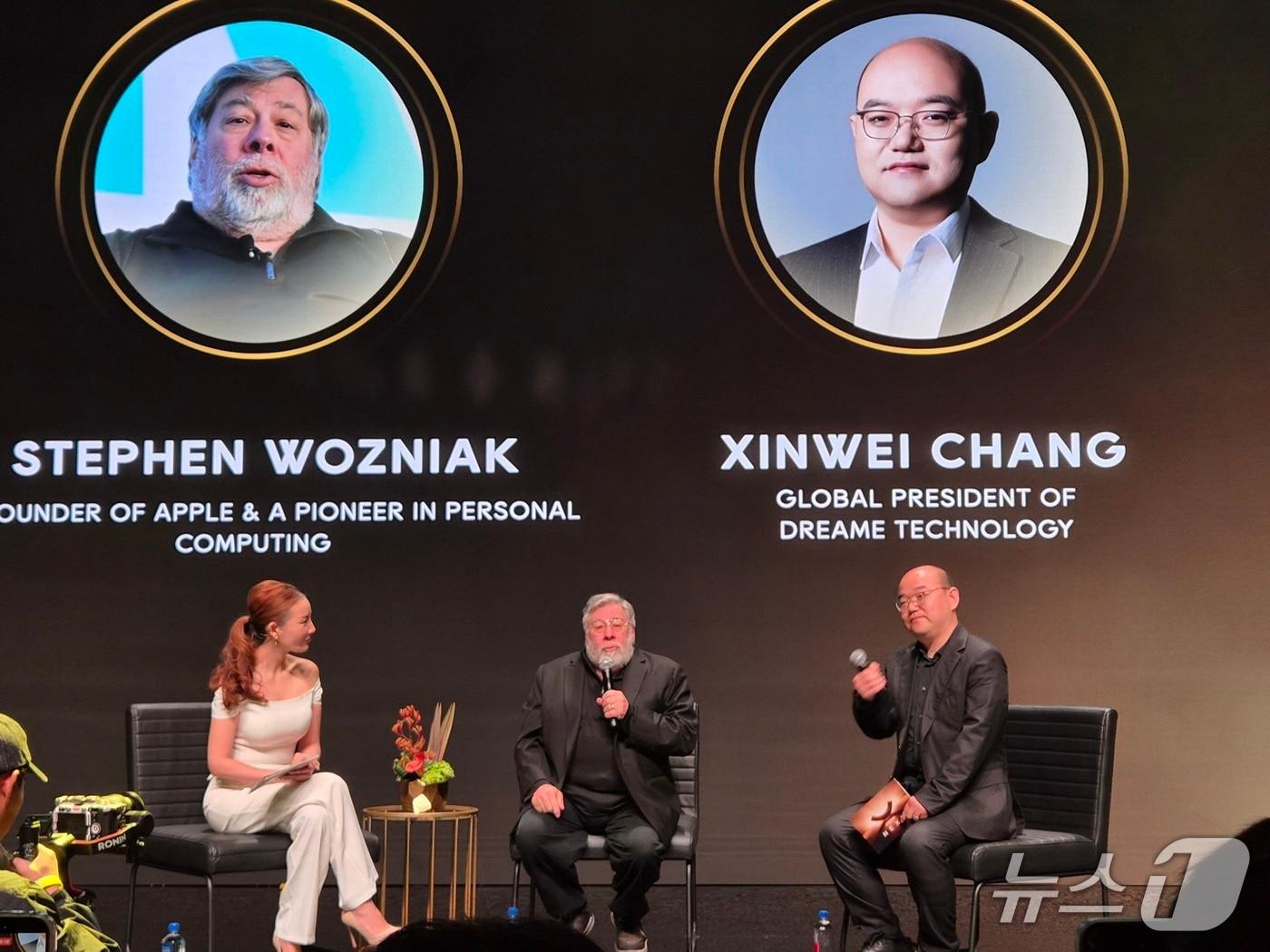본문 이미지 - 스티브 워즈니악 애플 공동창업자(가운데)가 29일(현지시간) 미국 샌프란시스코 팰리스 오브 파인아트에서 열린 '글로벌 기자간담회 드리미 넥스트(Dreame Next)'에 참석했다.ⓒ 뉴스1/김진희 기자.