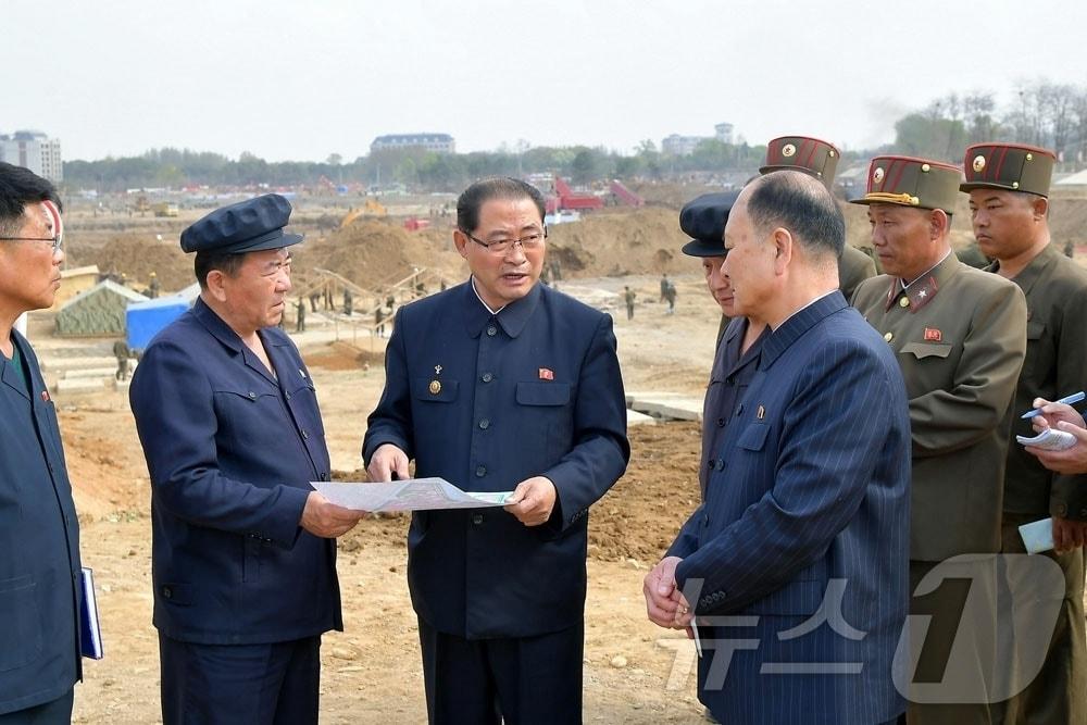 본문 이미지 - (평양 노동신문=뉴스1) = 북한 노동당 기관지 노동신문은 30일 박태성 내각총리가 평안남도와 황해남북도의 농업 현장을 방문해 작물 생육 상태를 점검하고 가뭄 대응 등 농사 대책을 논의했다고 보도했다. [국내에서만 사용가능. 재배포 금지. DB 금지. For Use Only in the Republic of Korea. Redistribution Prohibited] rodongphoto@news1.kr