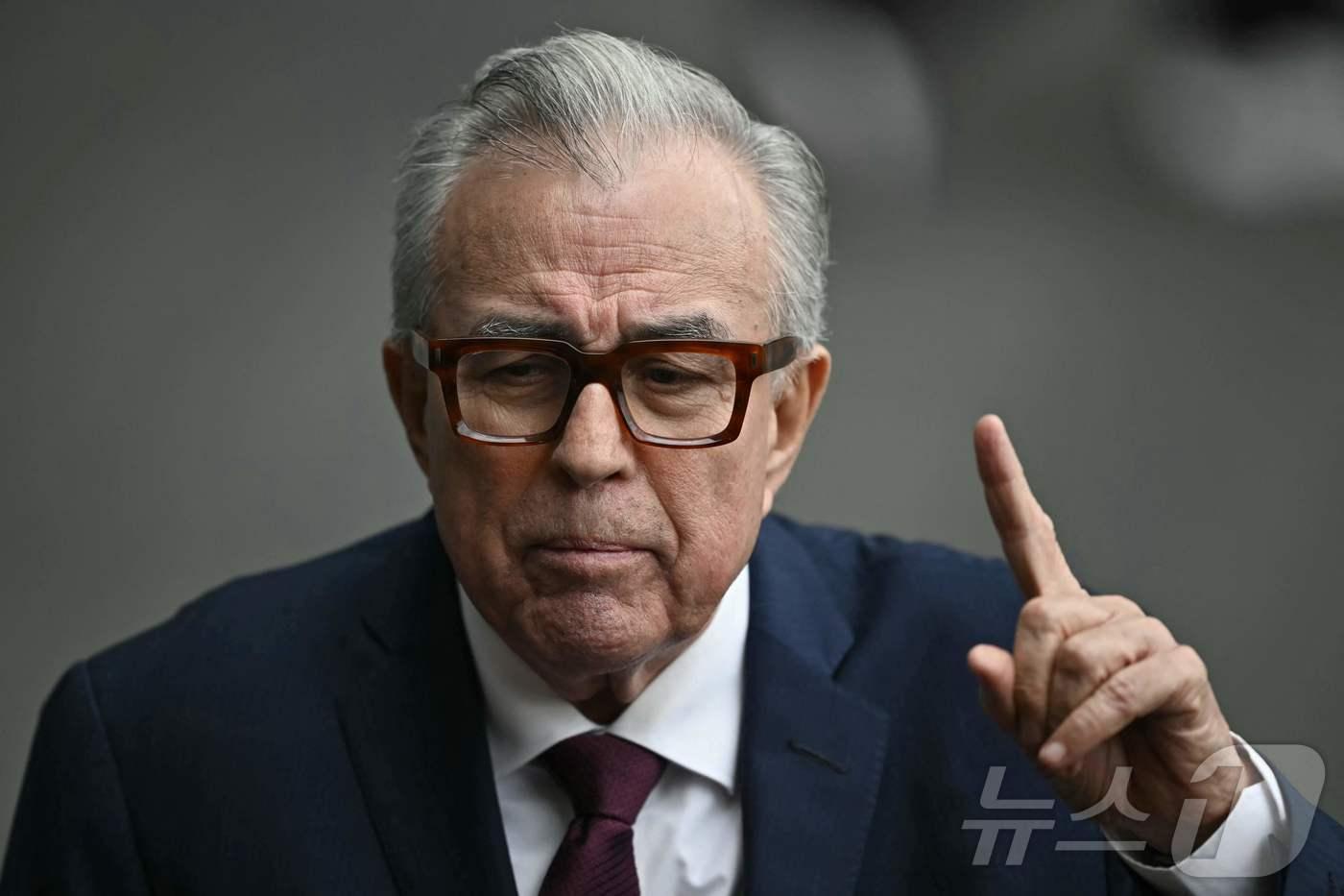 본문 이미지 - 2024년 10월 1일 멕시코시티 연방의회에서 열린 클라우디아 셰인바움 멕시코 대통령 취임식에서 시날로아 주지사 루벤 로차 모야가 자리를 떠나고 있다. 2024.10.01. ⓒ AFP=뉴스1