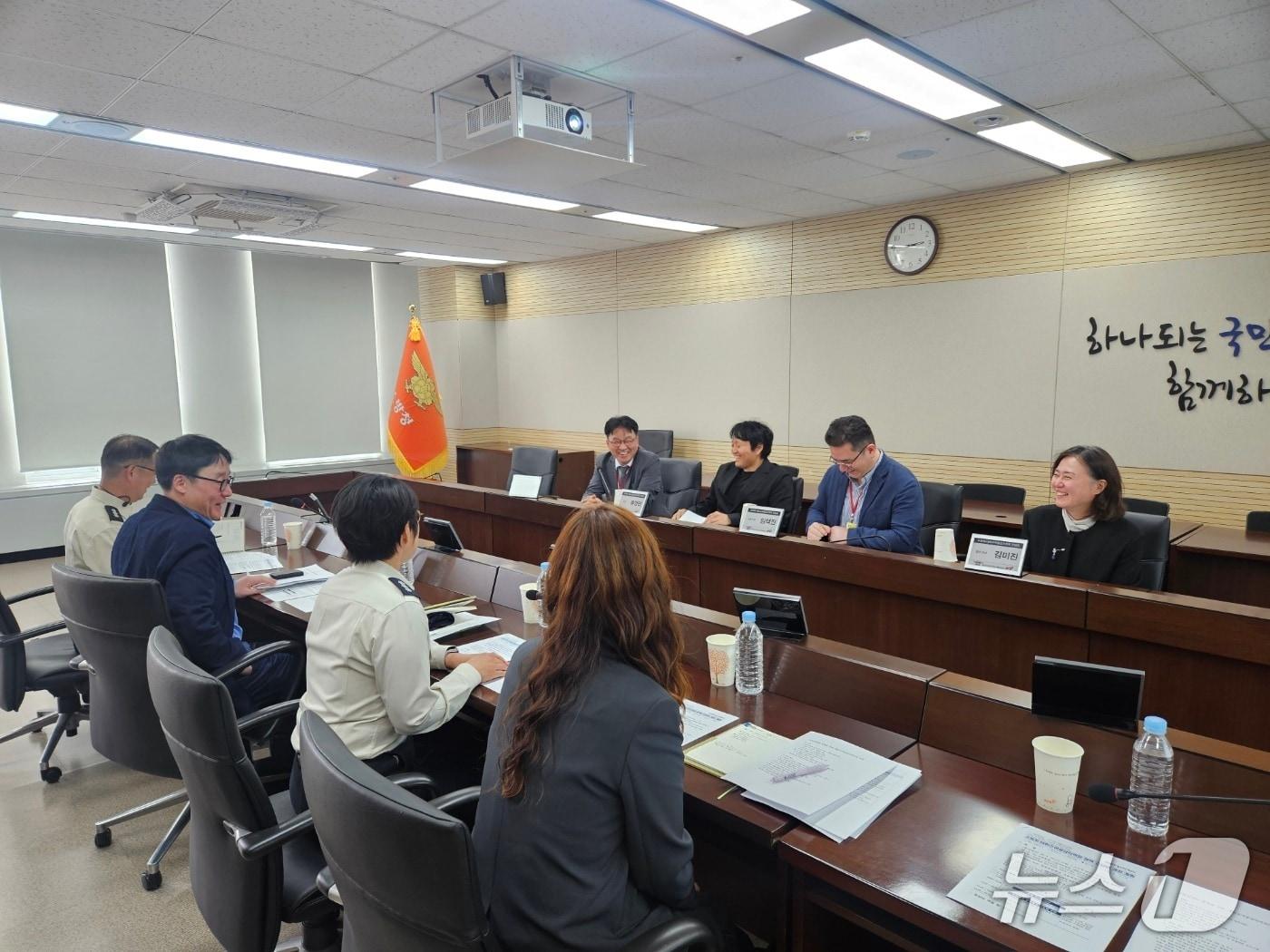 본문 이미지 - 소방청과 대한소아응급의학회 관계자들이 한자리에 모여 소아 응급환자 특화 119 응급상담 매뉴얼 개정 및 구급대원 전문 교육 체계화 등 ‘소아 응급의료 대응 체계 고도화’를 위한 실질적인 협력 방안에 대해 의견을 나누고 있다.(소방청 제공)