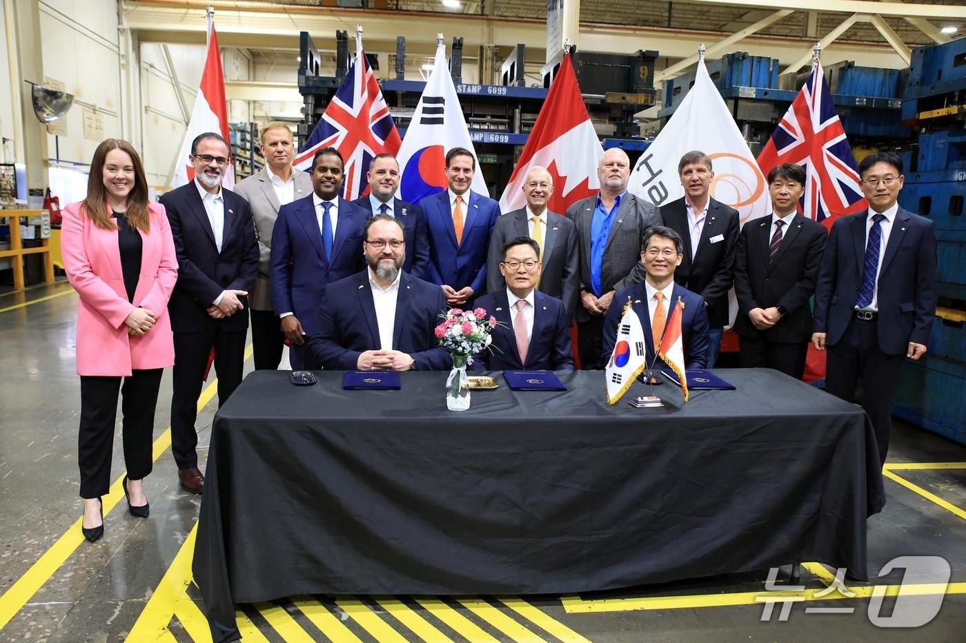 본문 이미지 -  29일(현지시각) 캐나다 현지에서 진행된 MOU 체결식에서 주요 관계자들이 기념촬영을 하고 있다. 앞줄 왼쪽부터 플라비오 볼페 APMA 회장, 손재일 한화에어로스페이스 대표이사, 정승균 한화오션 특수선해외사업단장.(한화에어로스페이스 제공) 
