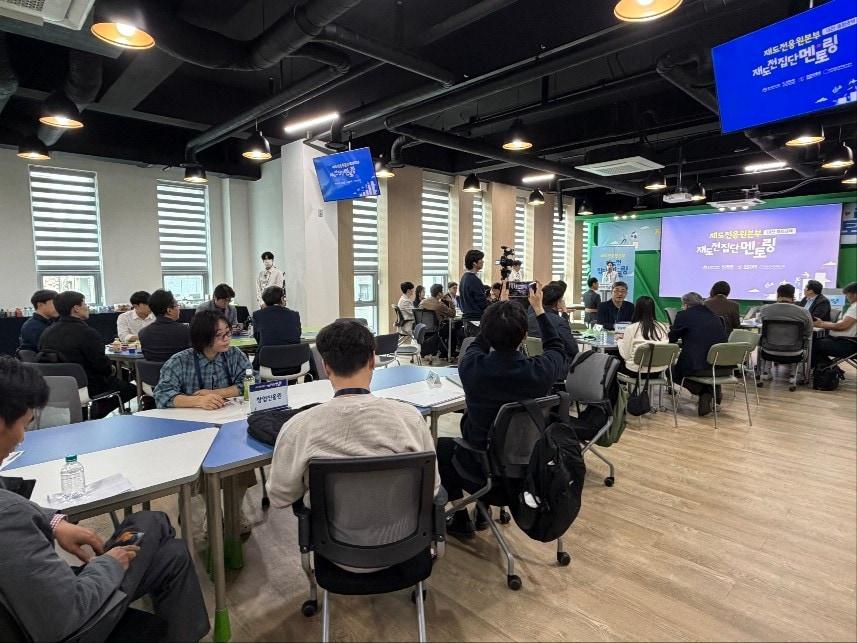본문 이미지 - 중소벤처기업진흥공단(중진공)은 대전에 위치한 재도전·혁신캠퍼스에서 '대전·충청권역 재도전응원본부 집단 멘토링'을 개최했다고 30일 밝혔다.(중소벤처기업진흥공단 제공)