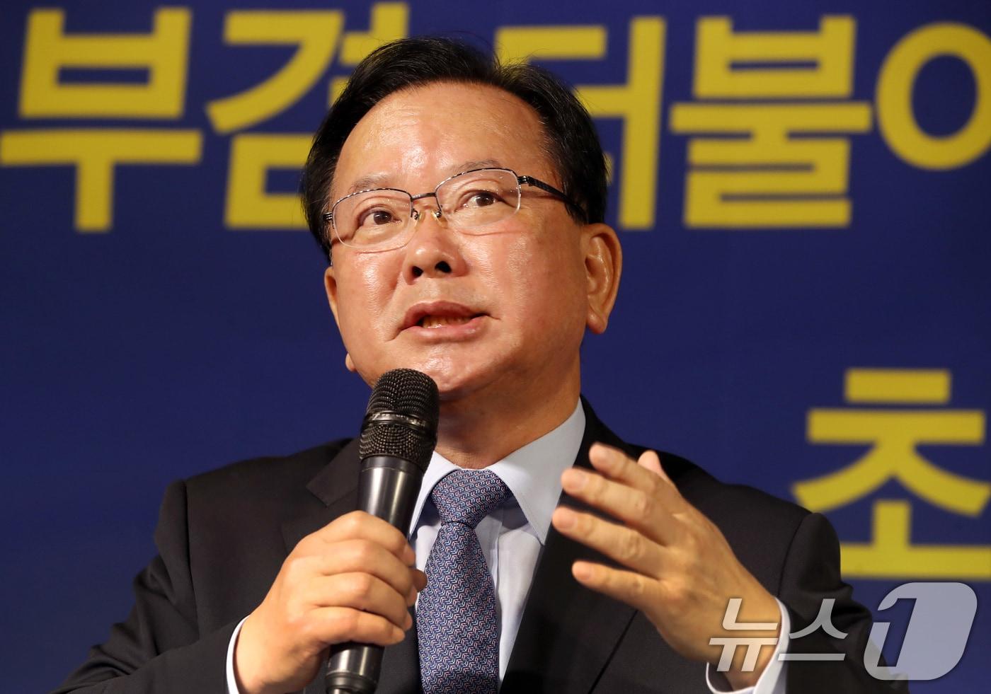 본문 이미지 - 김부겸 더불어민주당 대구시장 후보가 30일 오전 대구 남구 이천동 대구아트파크에서 열린 아시아포럼21 초청 토론회에 참석해 발언하고 있다. ⓒ 뉴스1 공정식 기자