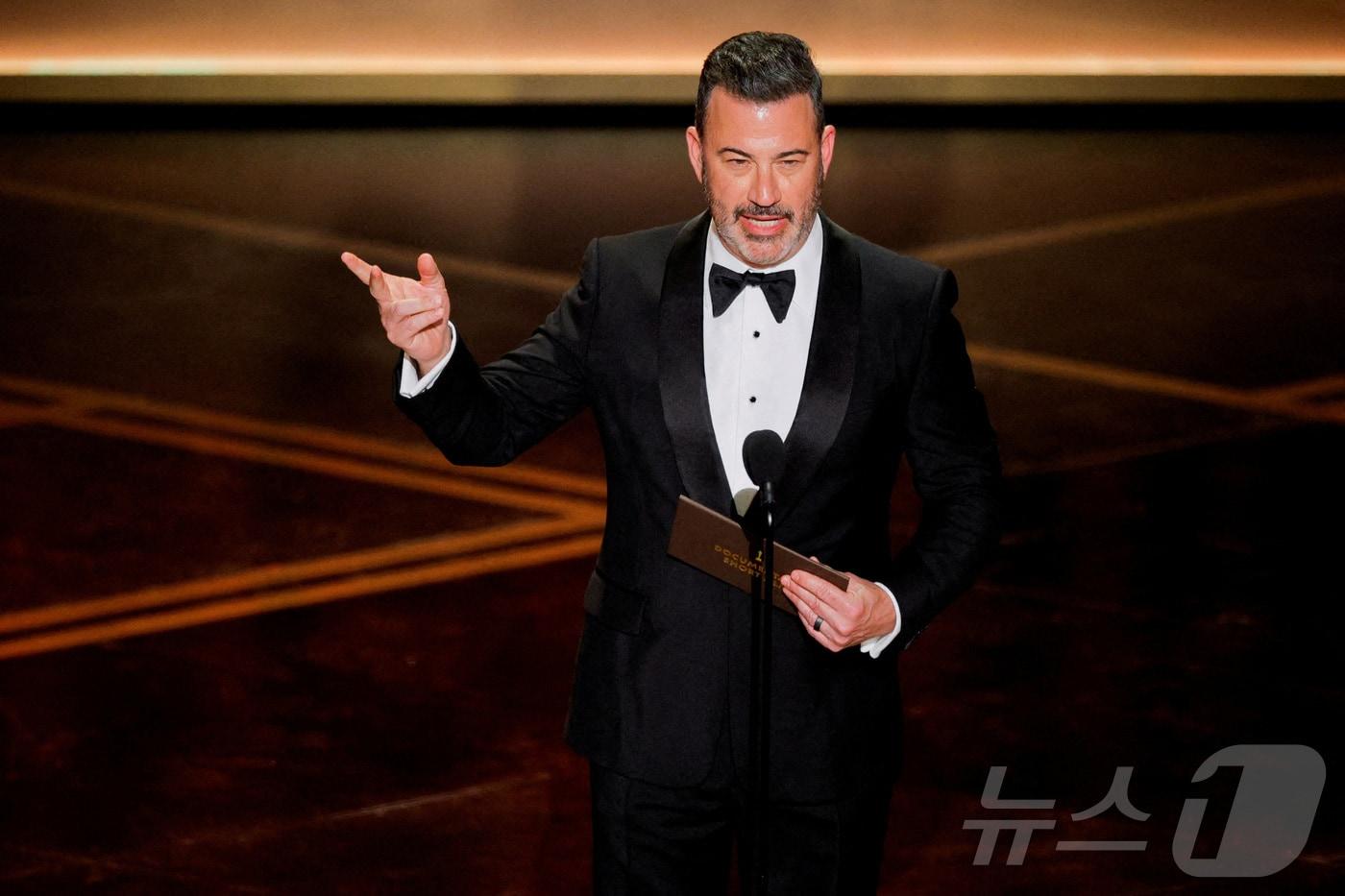 본문 이미지 - 미국 심야 토크쇼 진행자 지미 키멀이 지난달 15일(현지시간) 캘리포니아주 로스엔젤레스(LA) 할리우드에서 열린 제98회 아카데미 시상식 무대에서 발언하고 있다. 2026.4.29. ⓒ 로이터=뉴스1